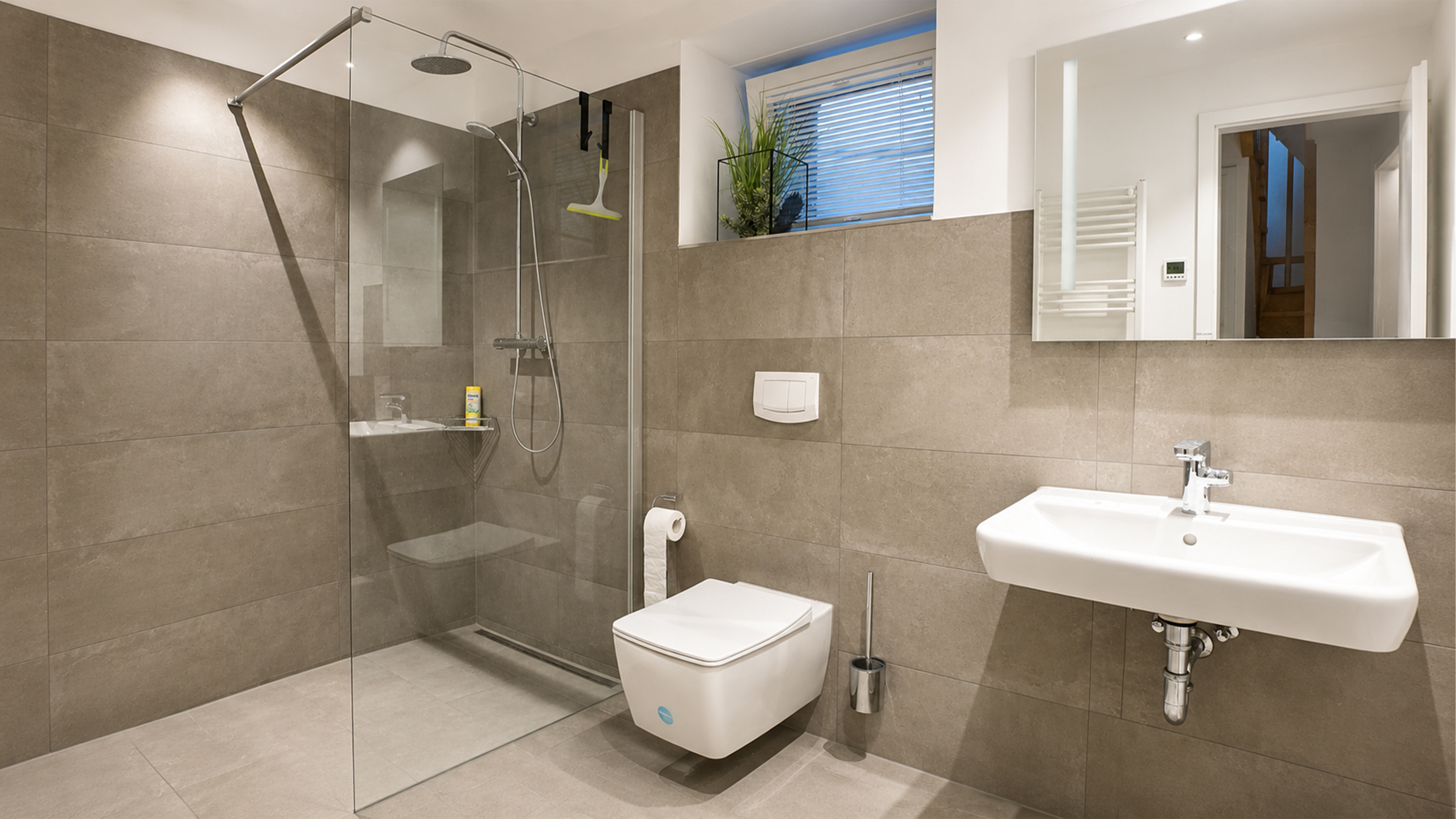Modernisiertes Badezimmer als Beispiel für die Sanierung einer Bestandsimmobilie