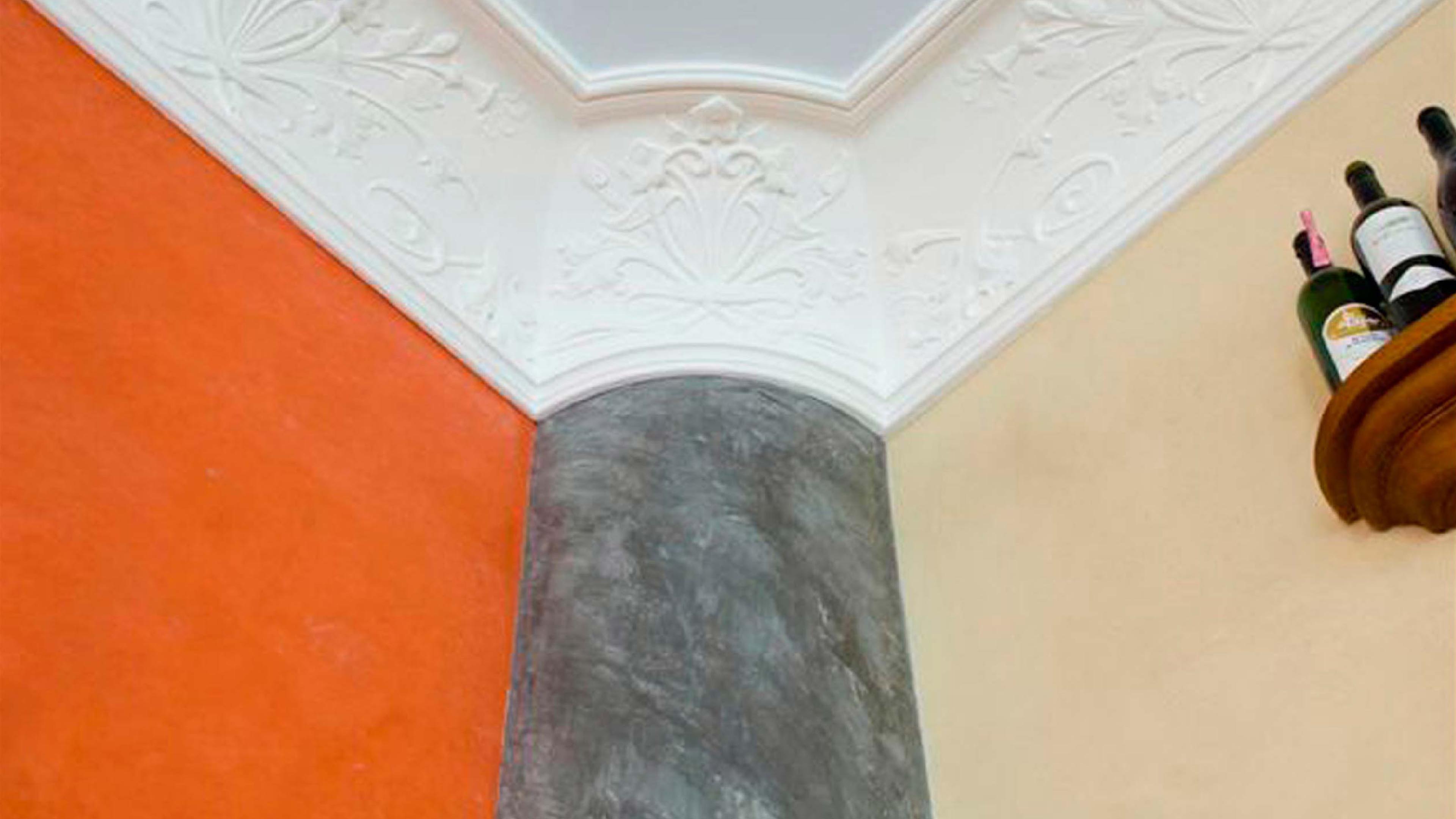 Rote Wand in Verbindung mit Stuck
