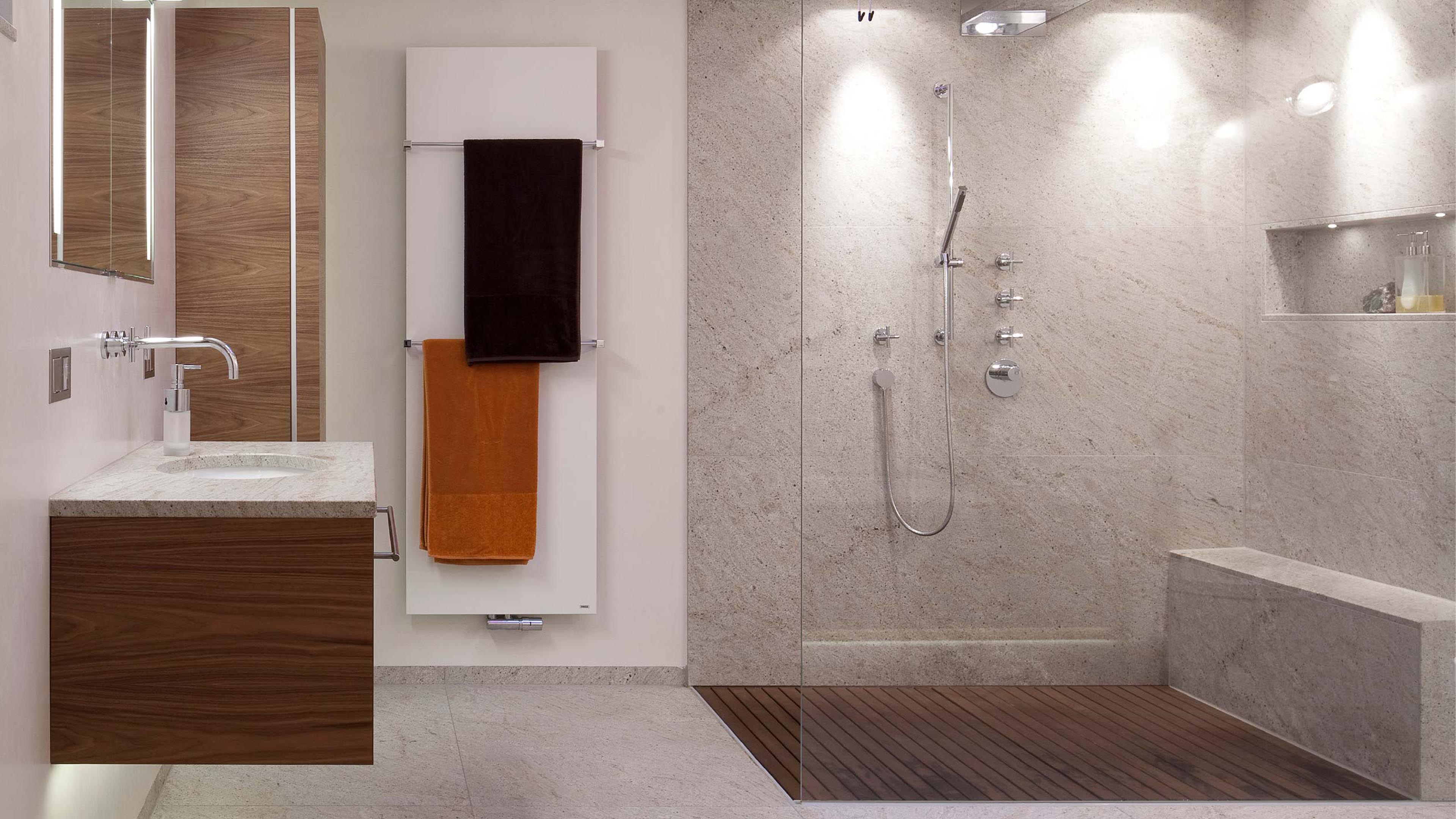 Moderne bodentiefe Dusche mit Holzfußboden und großer Glaswand