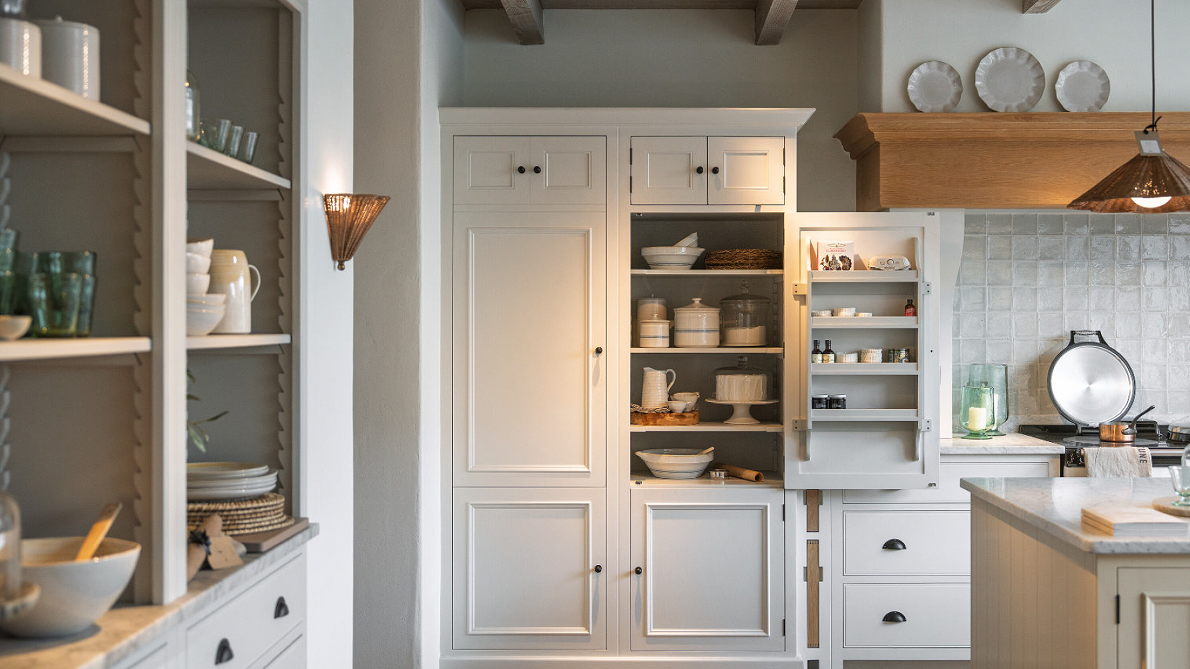 Weiße Landhausküche aus Vollholz von Helma Interior