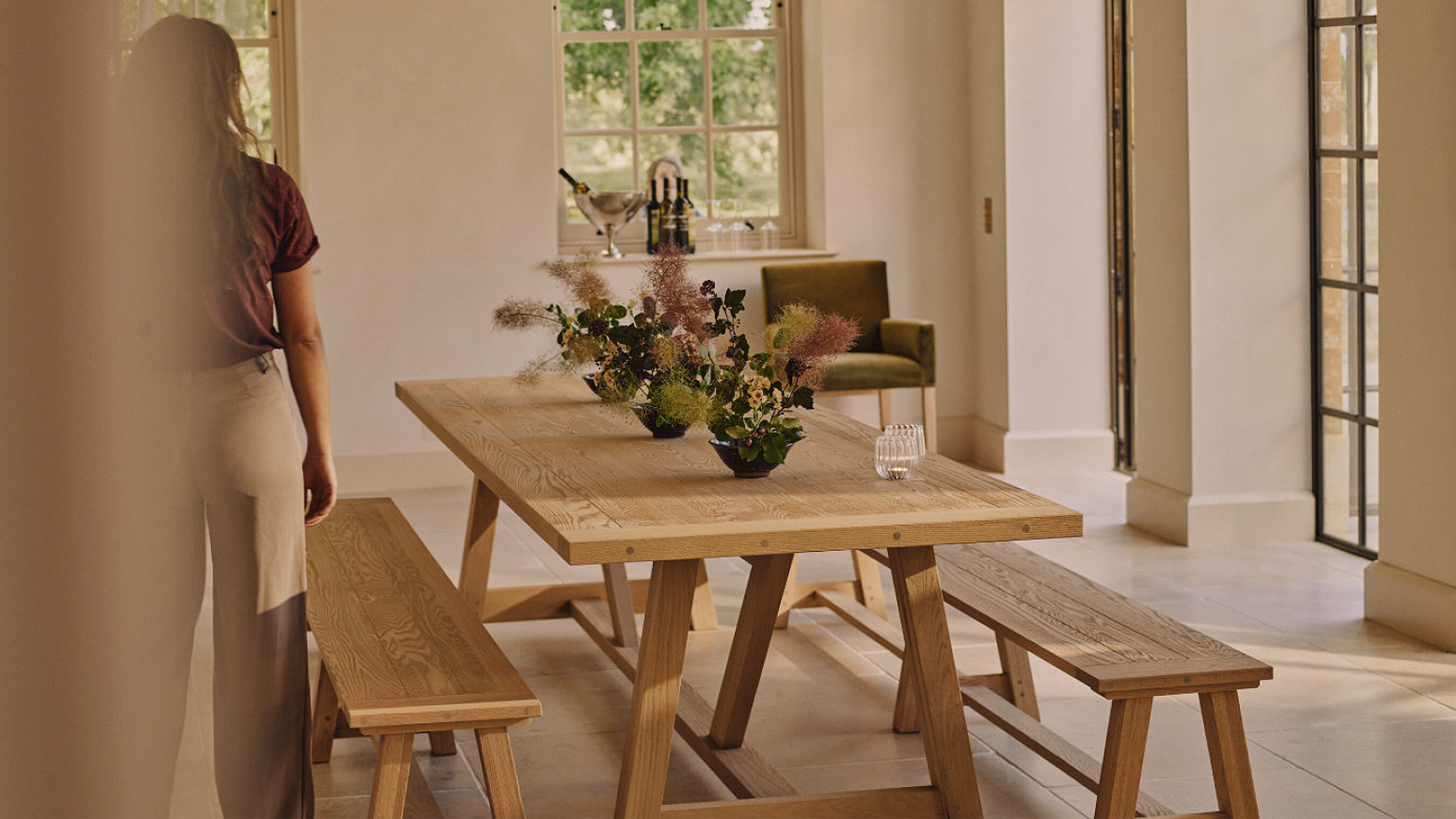Landhausküche mit Vollholz Sitzgruppe von NEPTUNE by Helma Interior
