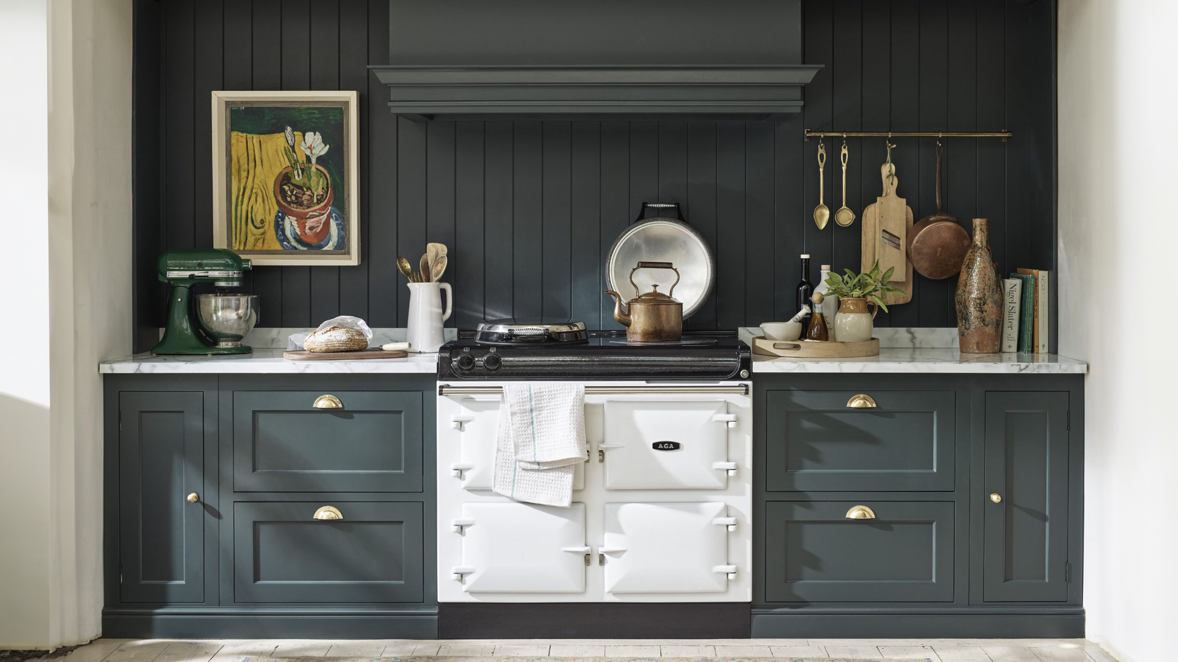 Dunkelgrüne Küche im Landhausstil von Neptune by Helma Interior