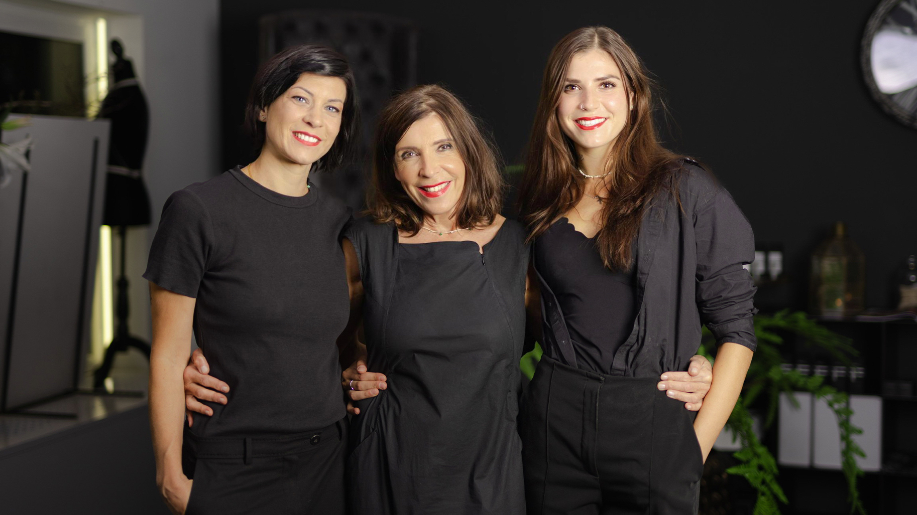 Astrid Srsa mit ihrem Expertinnen-Team von House of Harmony &ndash; Spezialistinnen f&uuml;r Hautverj&uuml;ngung, Exosomen-Therapie und High-End Microneedling