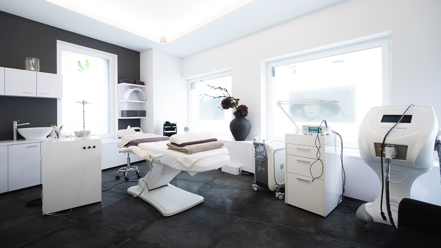 Moderner Behandlungsraum von House of Harmony f&uuml;r professionelle Hautverj&uuml;ngung, Microneedling und exklusive Beauty-Treatments