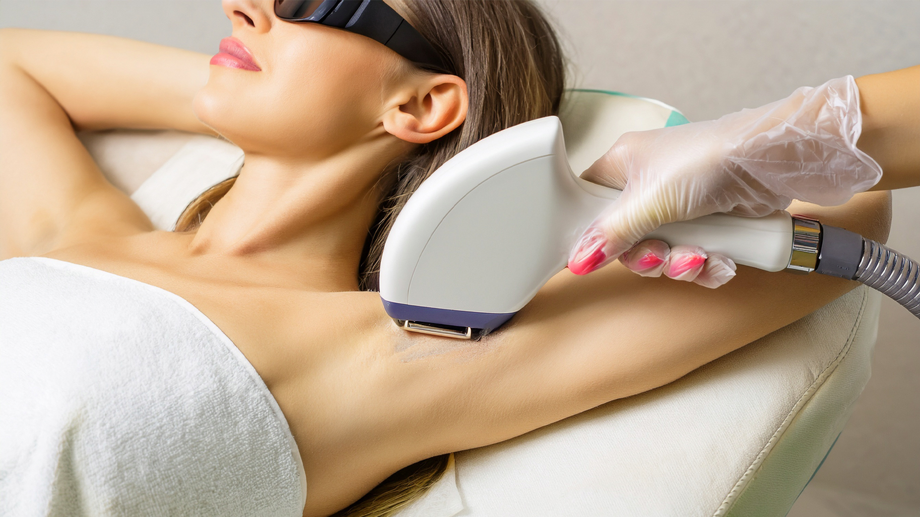 Dauerhafte Haarentfernung mit Laser an der Achsel – moderne Beauty-Behandlung bei House of Harmony in Altstätten