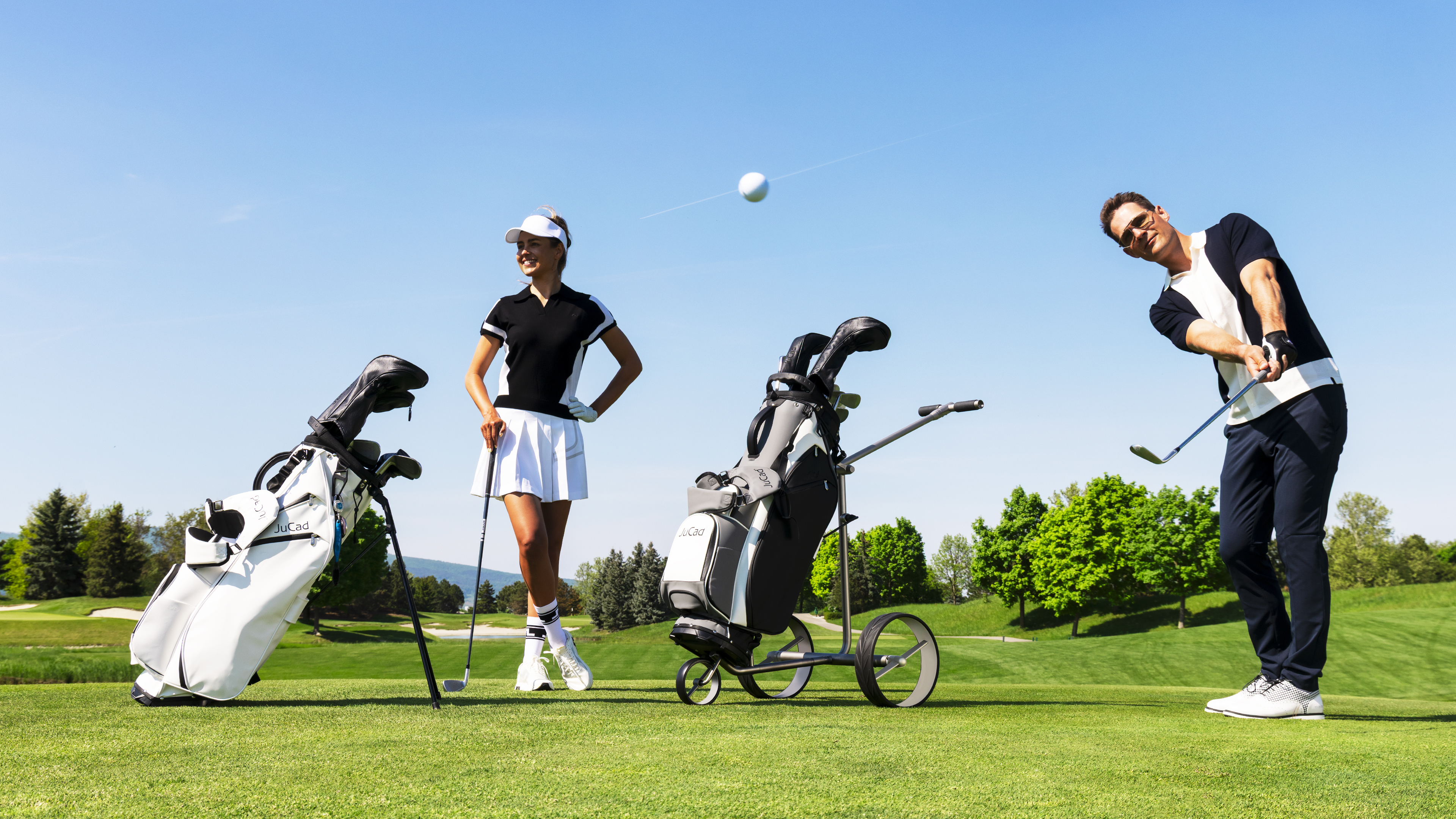 Frau und Mann auf dem Golfplatz
