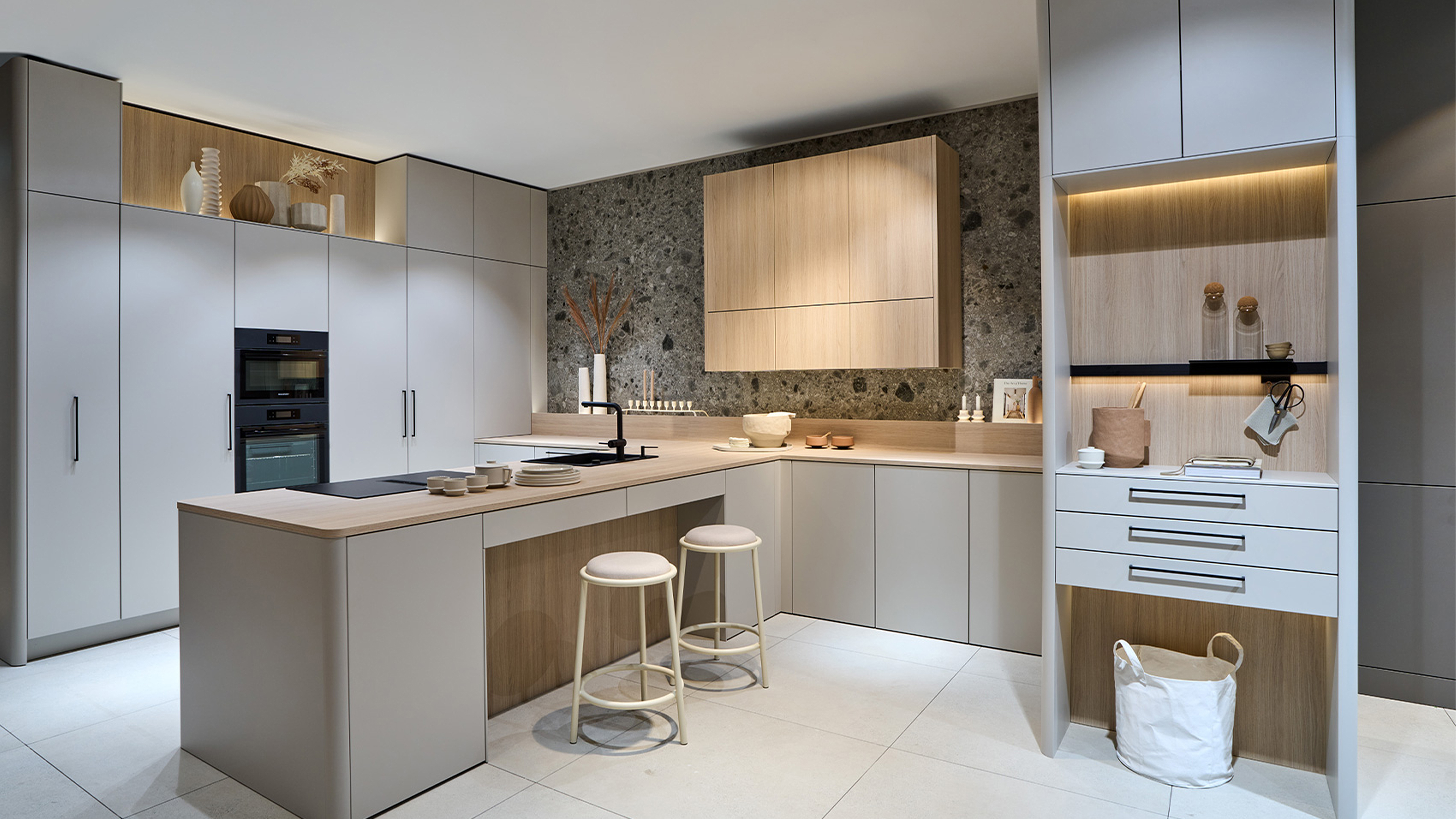 Ergonomisch geplante moderne Küche mit Stauraum, Kücheninsel und Holzdetails