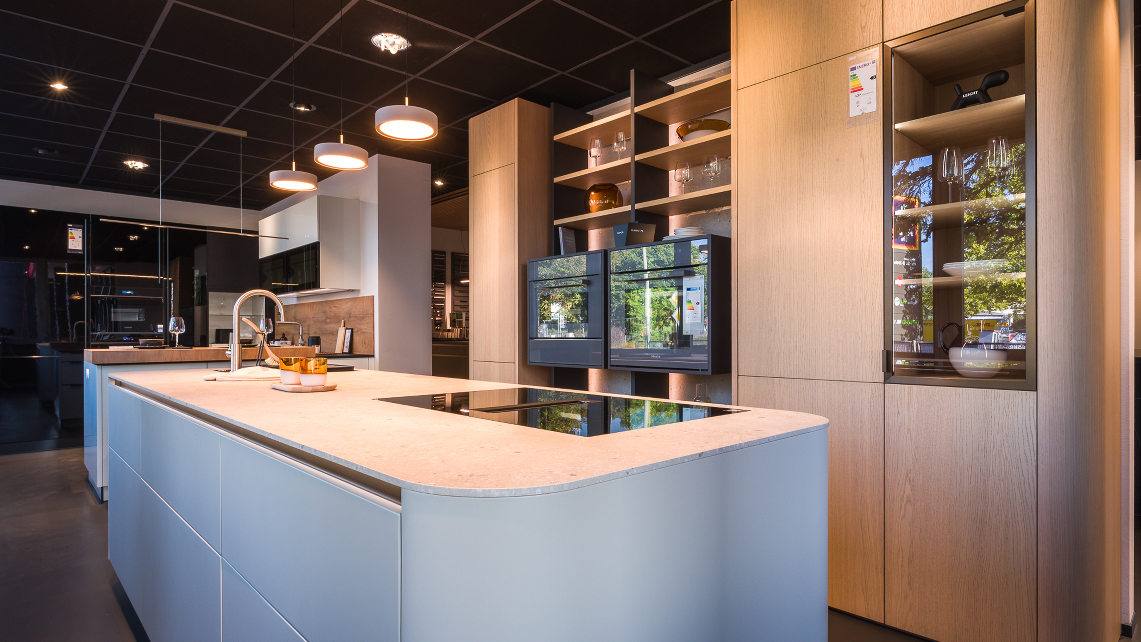 Moderne Premiumküche aus dem Showroom von Küchenstudio Häckel
