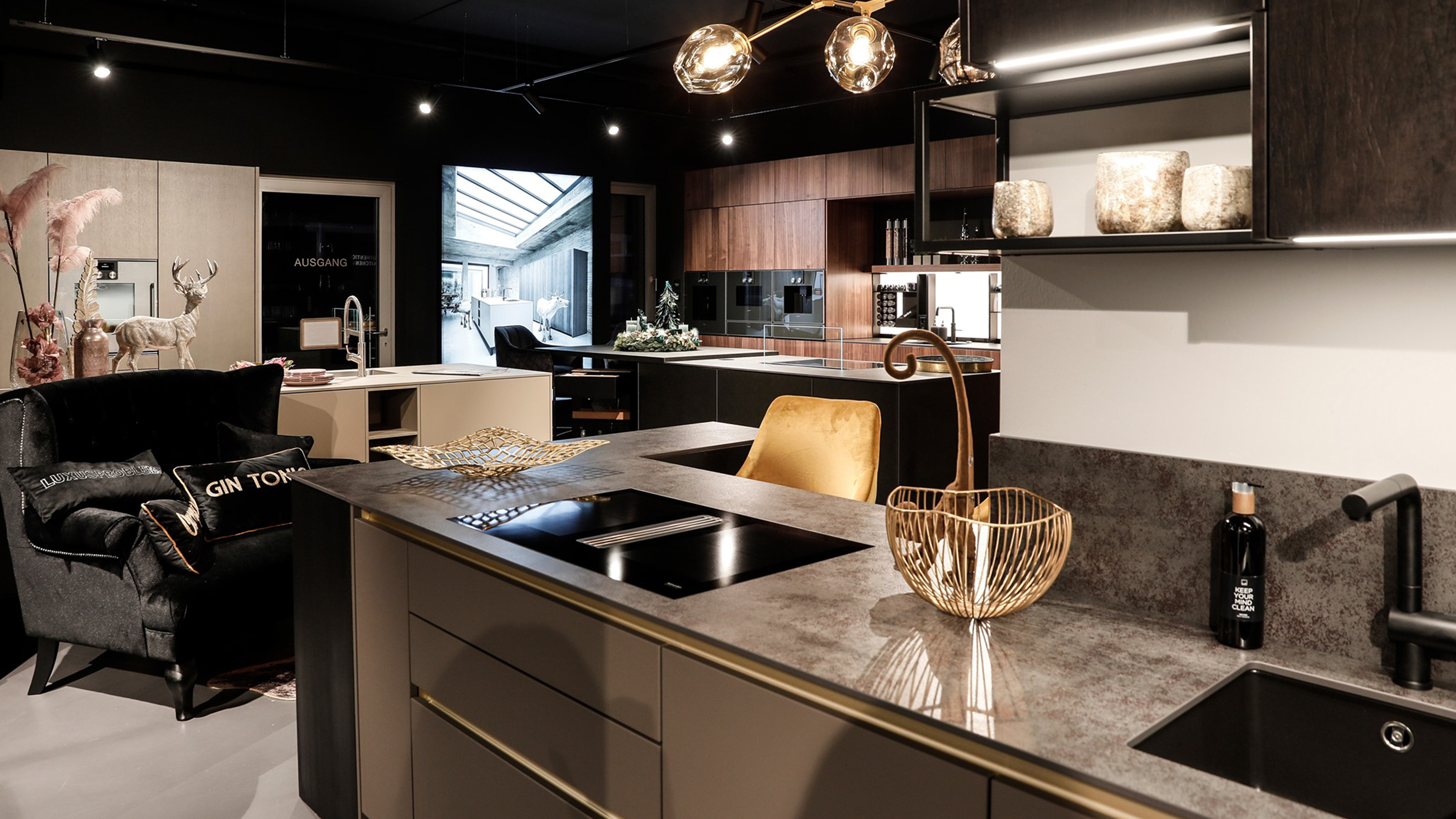 Gemütliche Küche in moderner Holzoptik mit gemütlichen Stühlen von Küchenstudio by Jennifer Schmitz