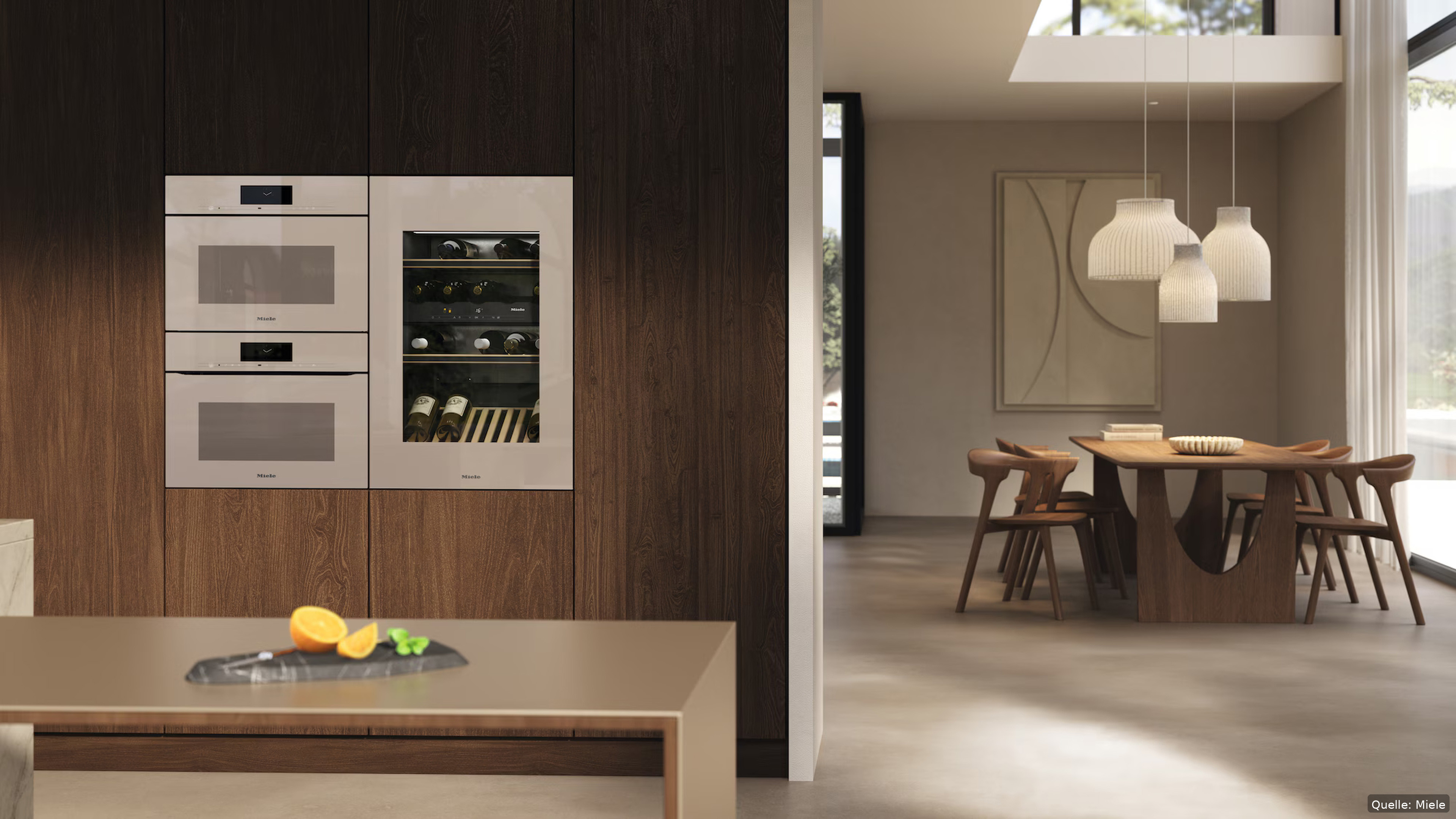 Gemütliche moderne Küche aus dunklem Holz mit Esstisch und Essstühlen