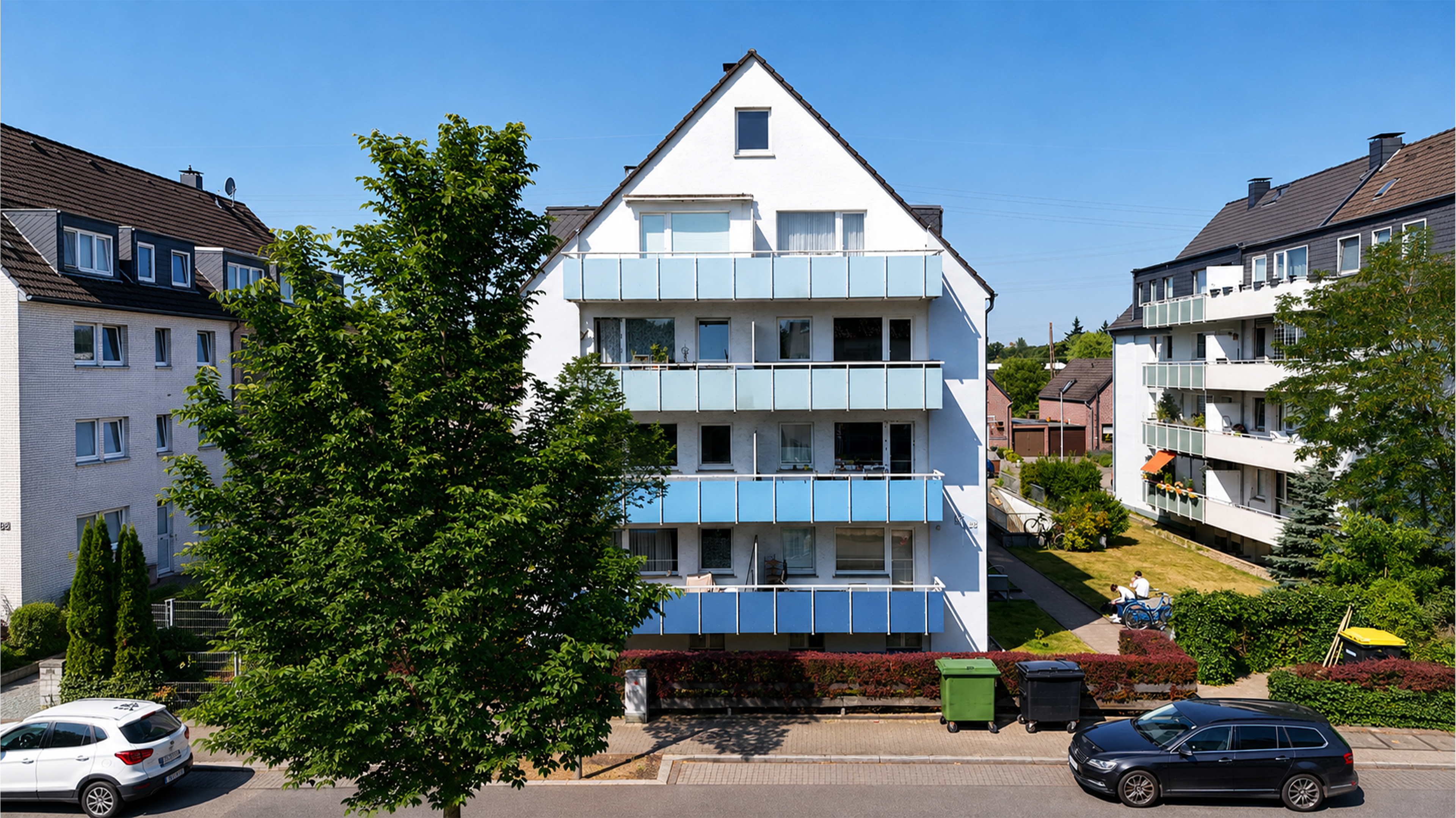 Mehrfamilienhaus mit Balkonen in Wohnlage im Kontext langfristigen Vermögensaufbaus mit Immobilien