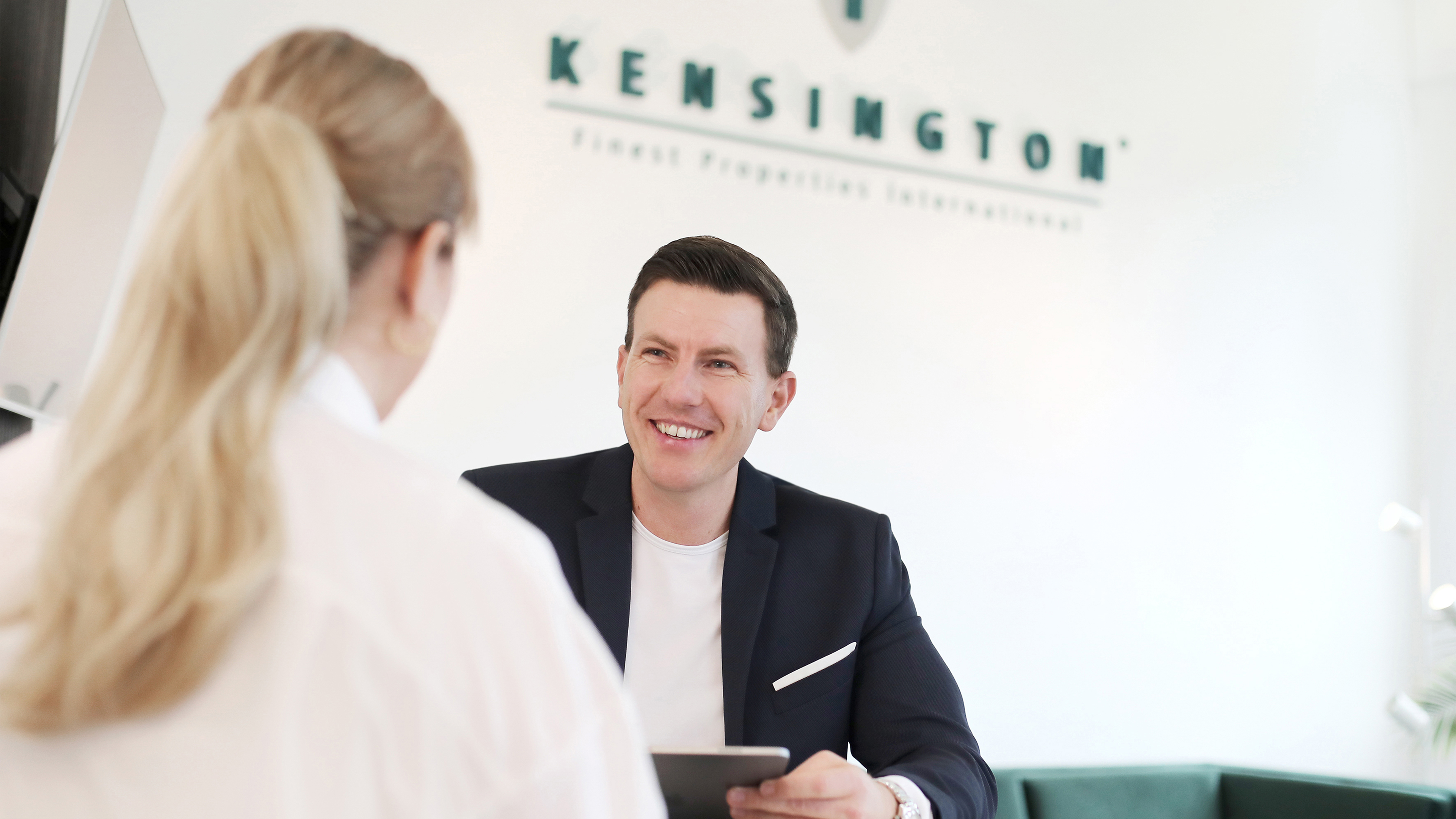 Immobilienmakler beim Verkaufsgepr&auml;ch