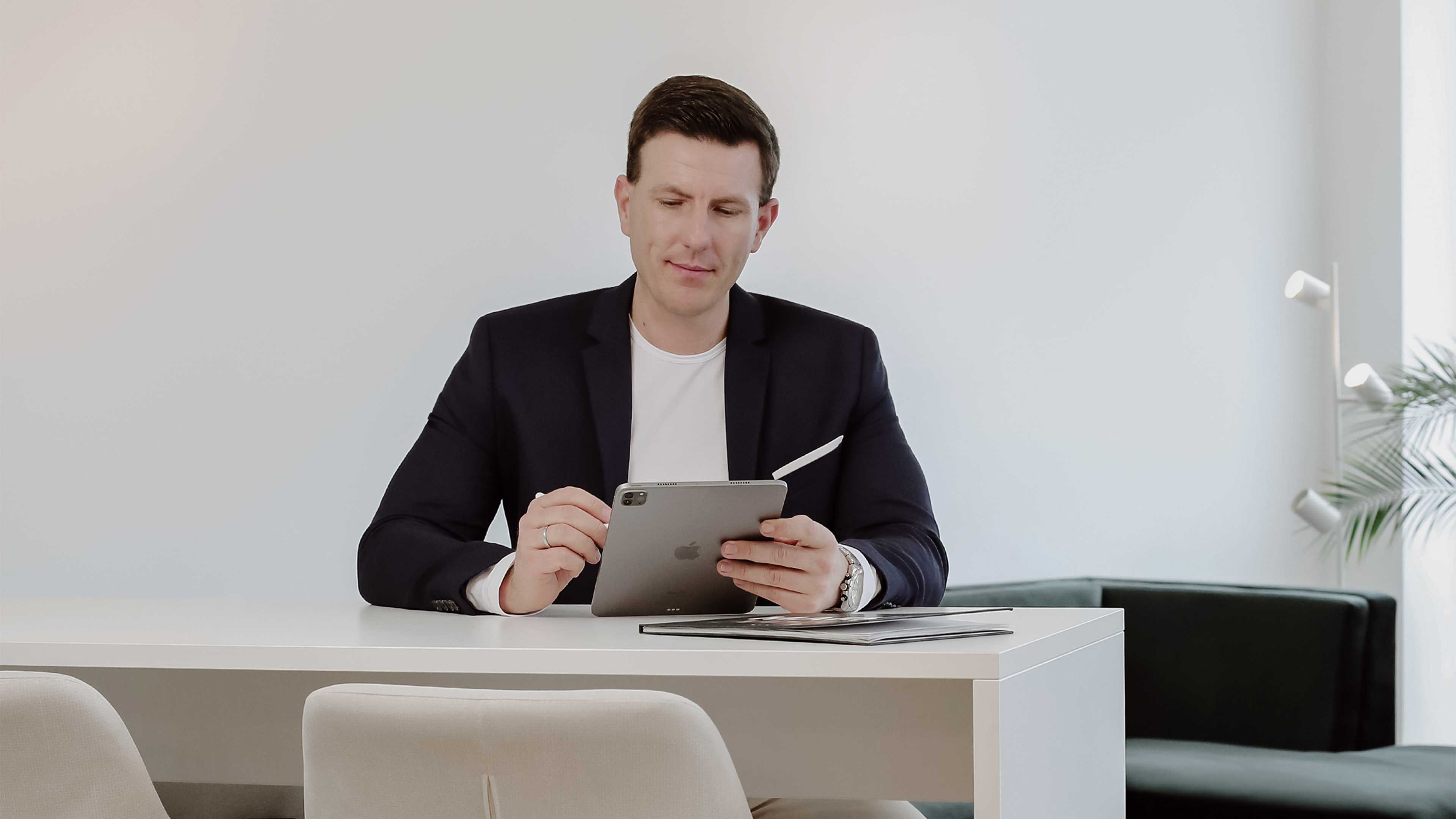 Immobilienmakler im B&uuml;ro 