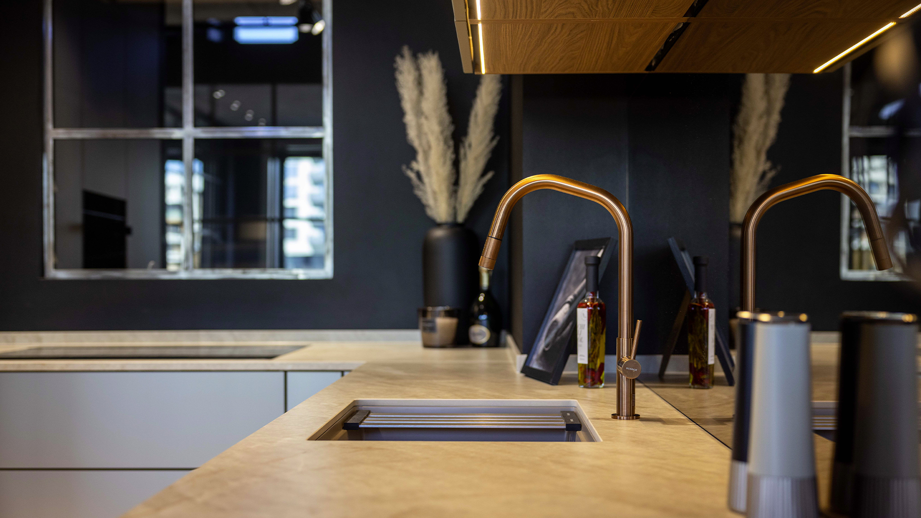 Hochwertige Küchenarmatur mit moderner Spüle und edler Arbeitsplatte – Premium-Küchendesign von Kitchen Crew
