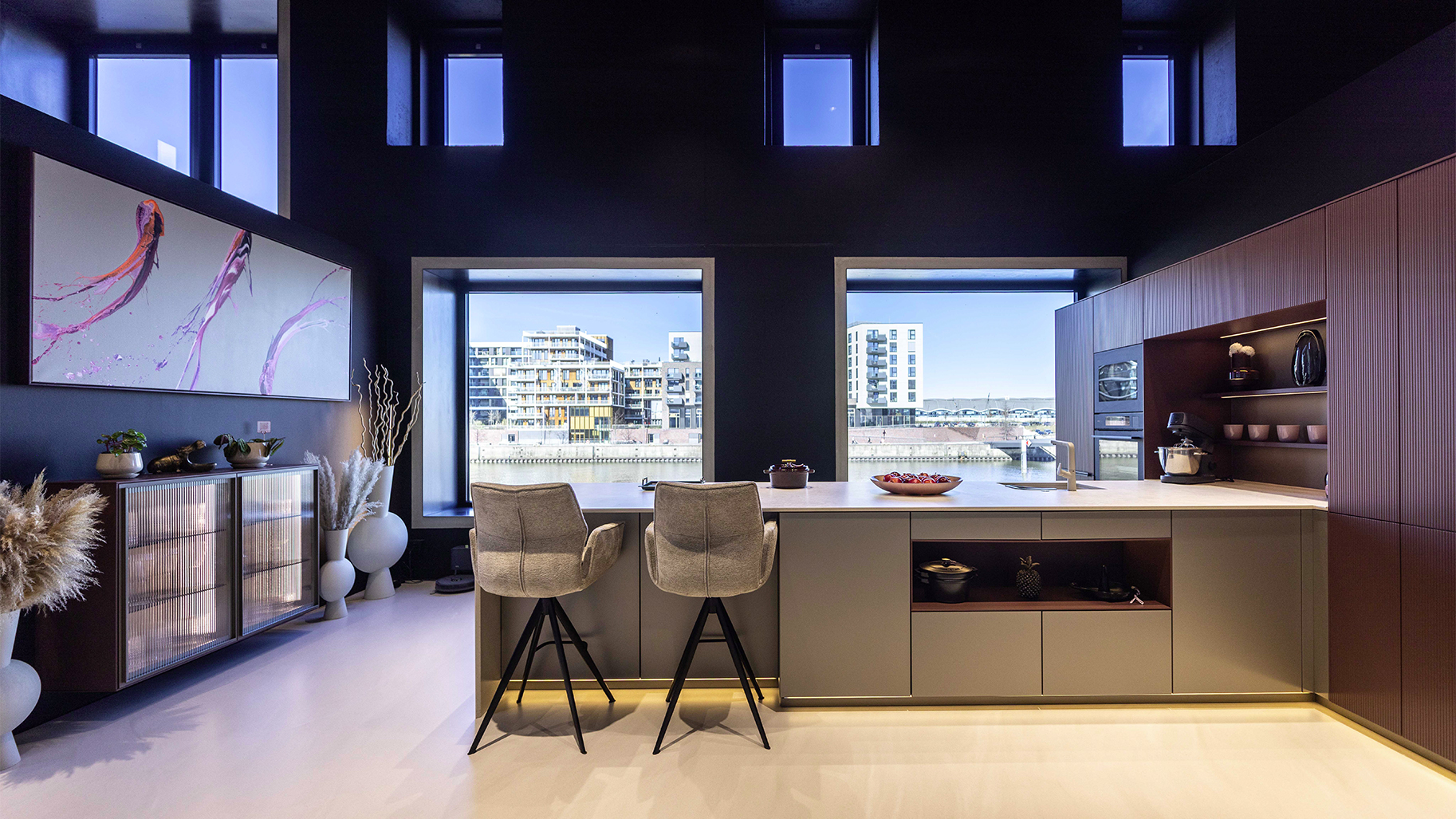 Premium-Küche mit Kochinsel und Hafenblick in Hamburg – individuelles Küchendesign von Kitchen Crew in der HafenCity