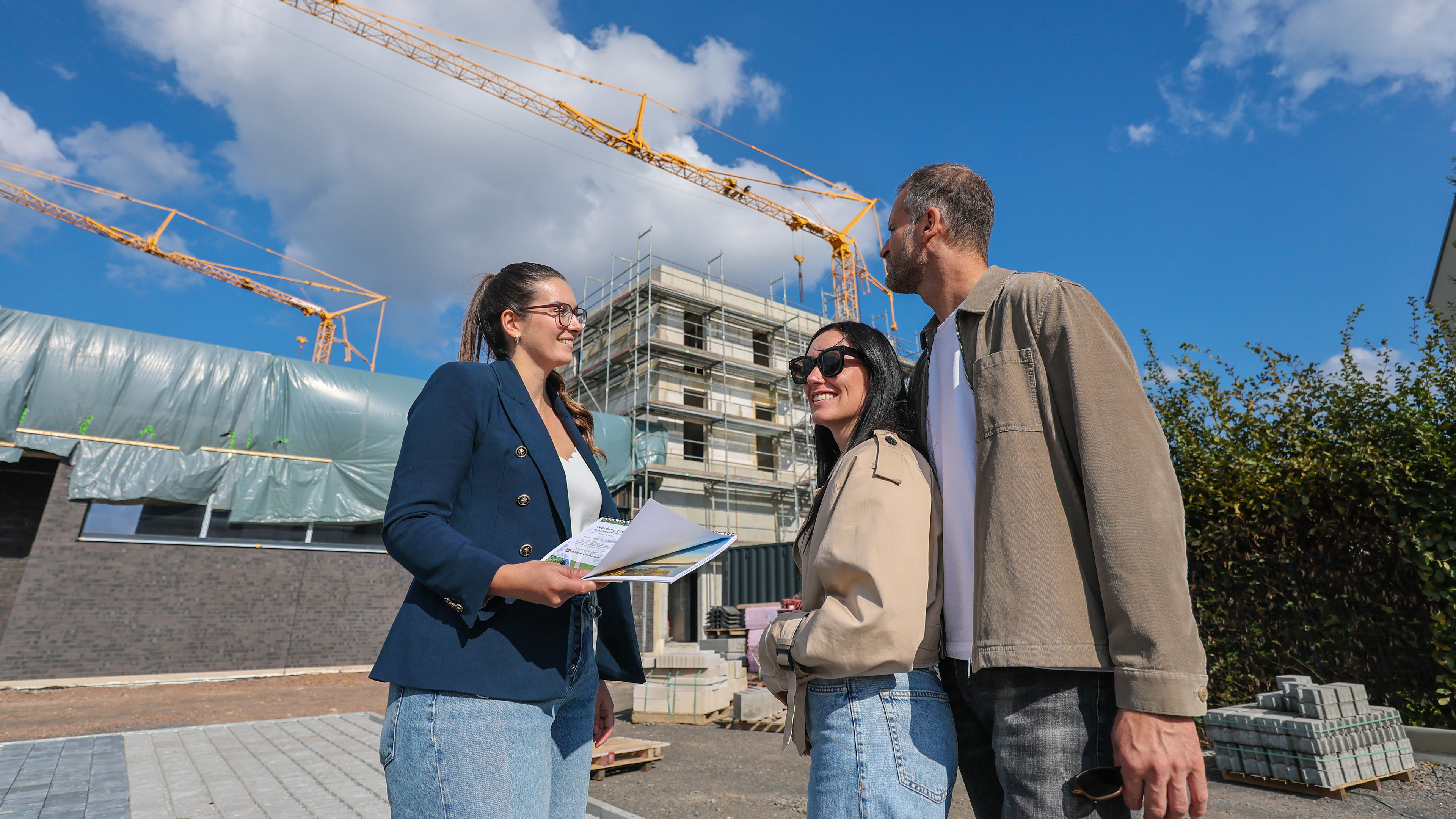Menschen stehen vor Baustelle