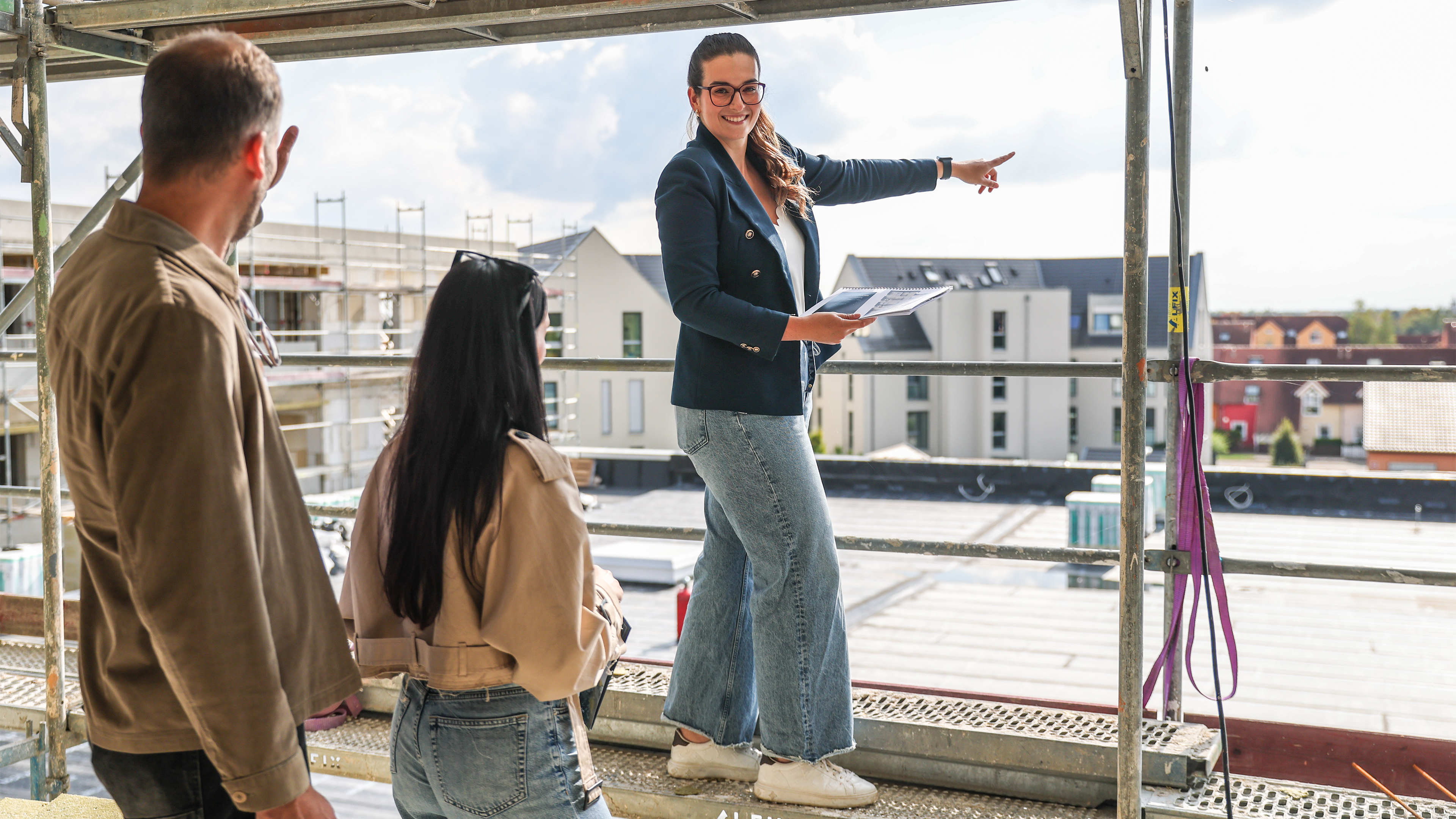 Menschen stehen in Baustelle