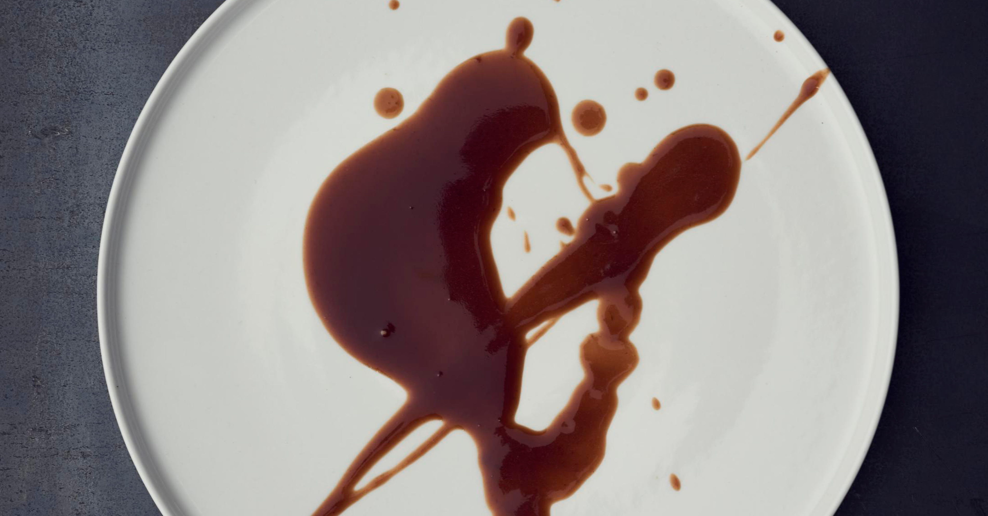 Glänzende Sauce auf weißem Teller – perfekte Saucenkunst als Krönung eines Gerichts von LE SAUCIER.