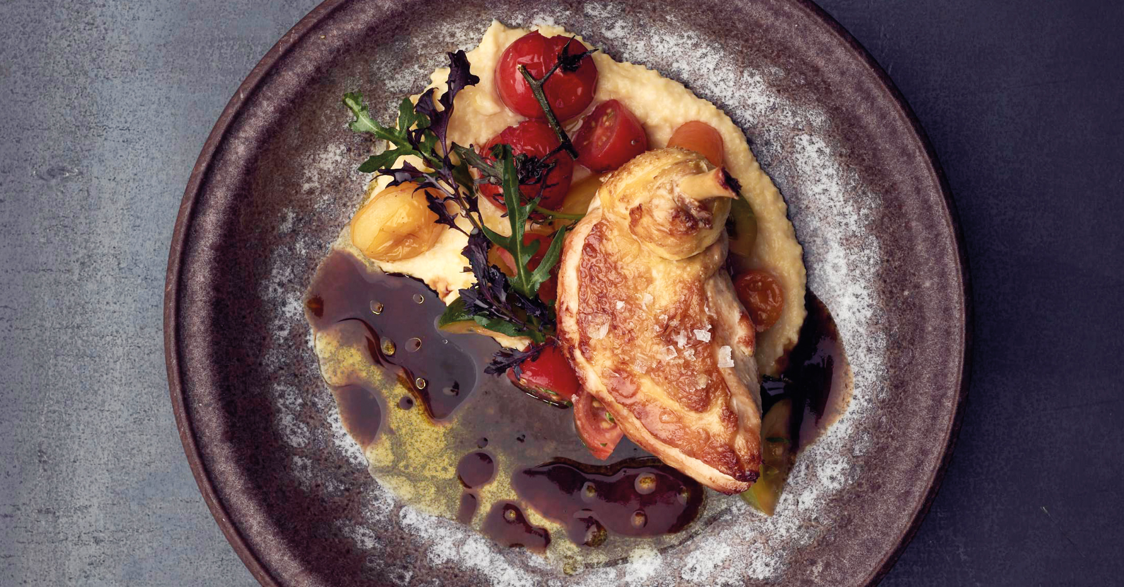 Maispoularde mit Sauce, Polenta und Tomaten – Gourmetgericht mit handgemachter LE SAUCIER Jus.