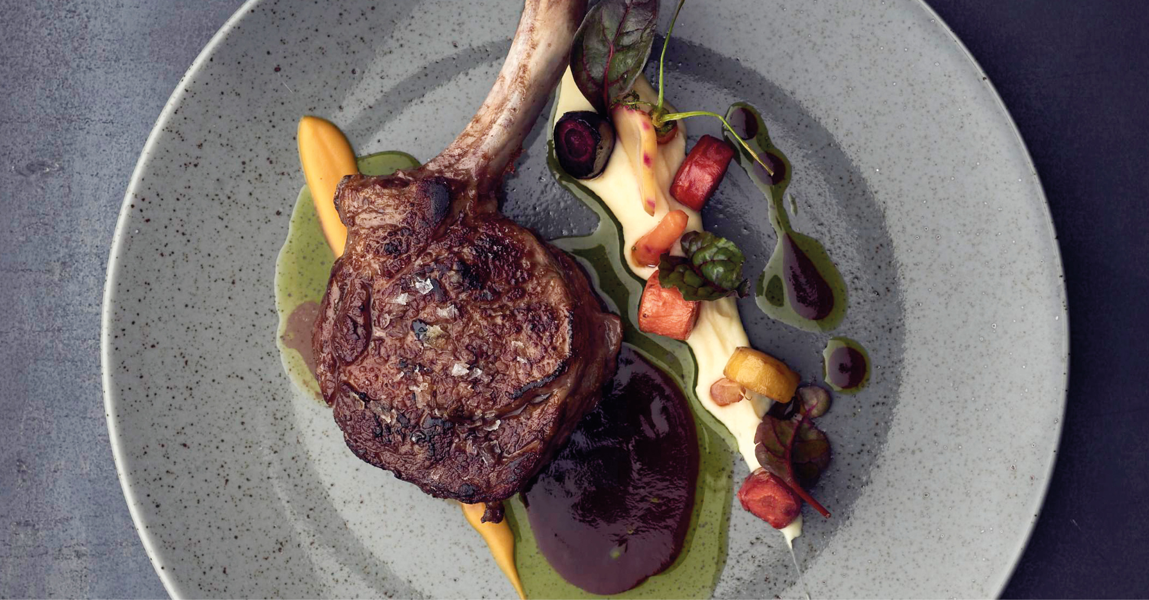 Fine-Dining-Gericht mit Fleisch, Gemüse und Jus – exklusives Privatkoch-Menü von LE SAUCIER.