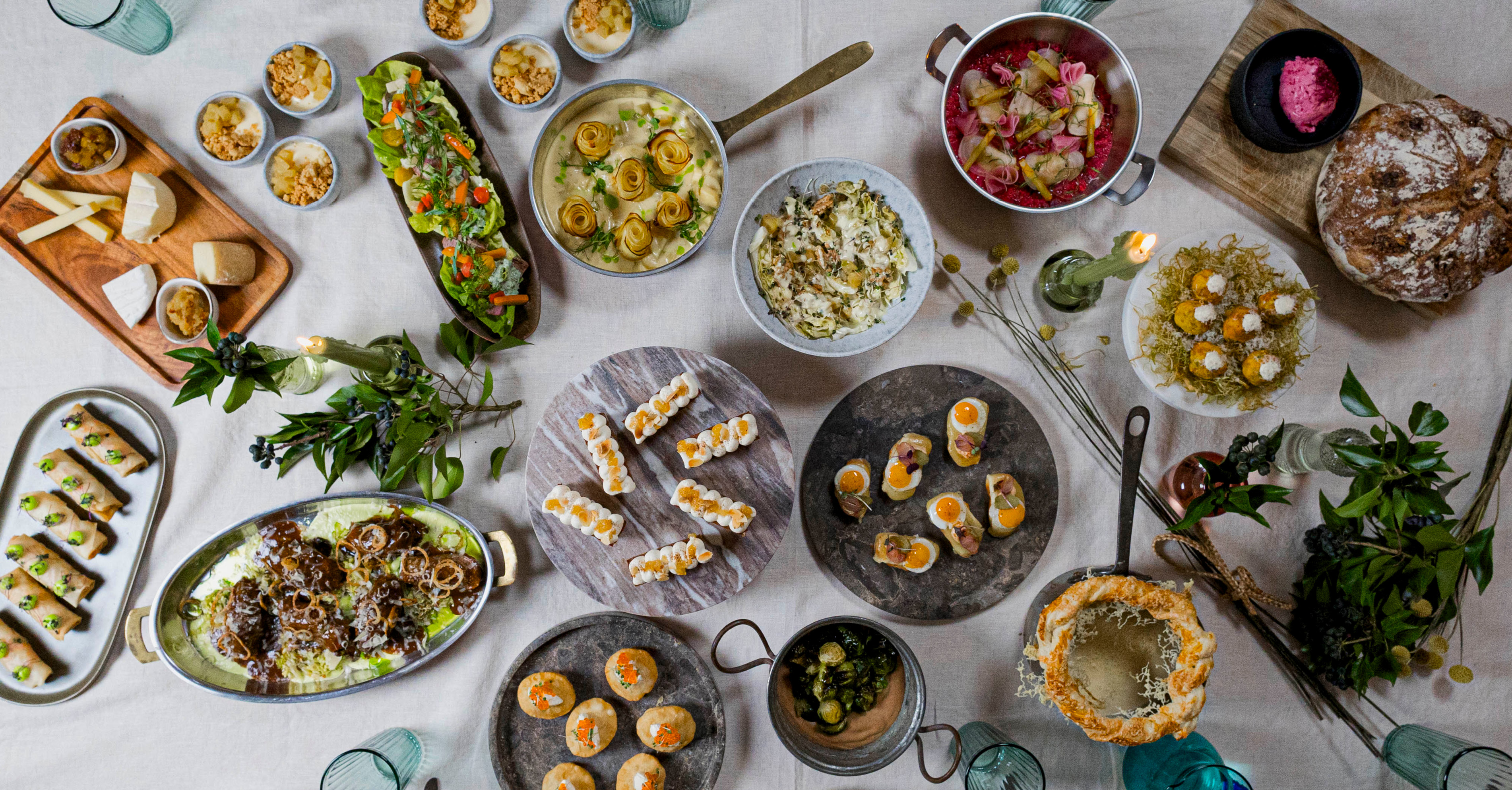 Gedeckte Tafel mit Gourmetgerichten – privates Fine-Dining-Erlebnis mit LE SAUCIER Fabian Lange