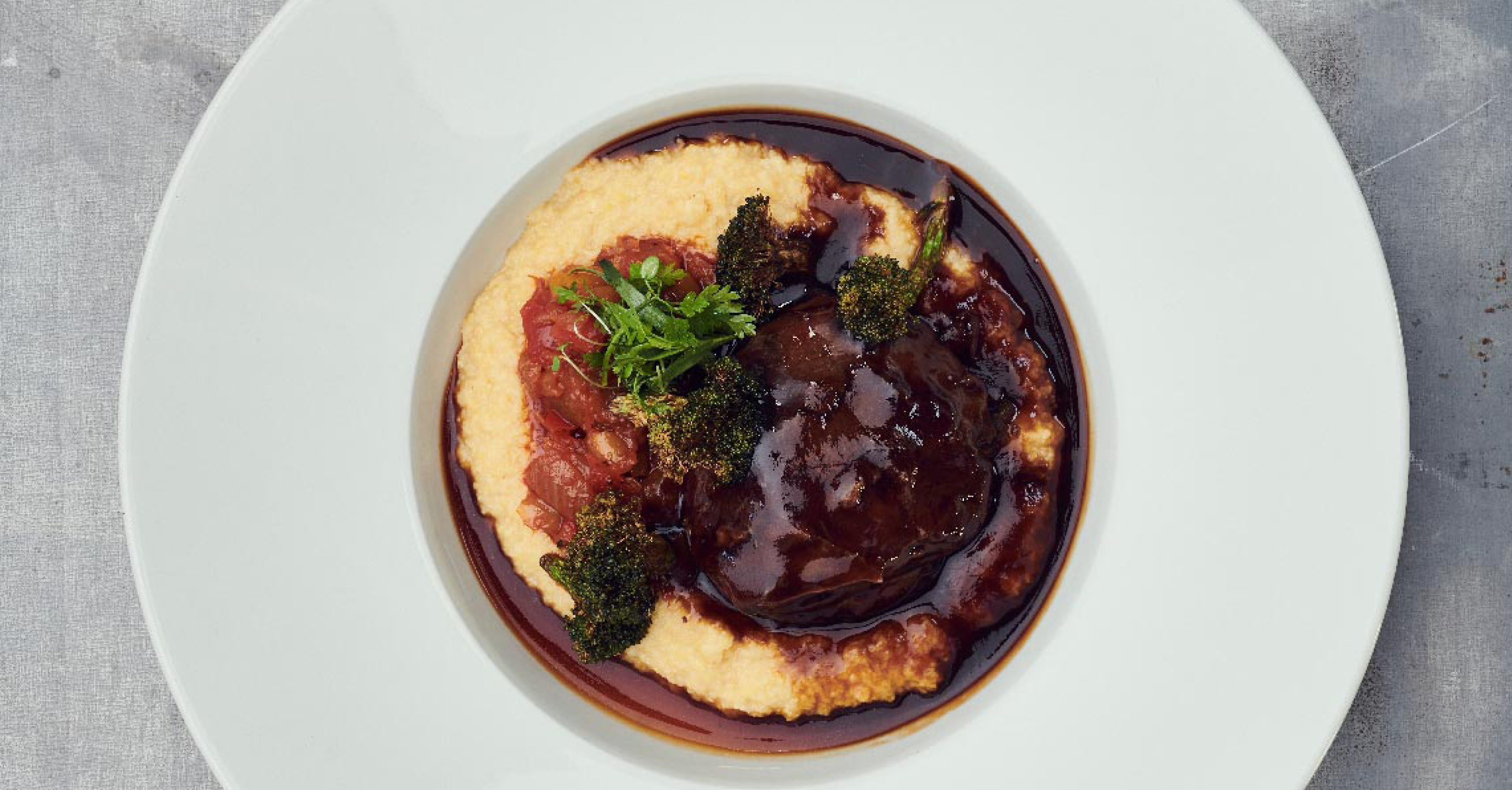 Gericht mit kräftiger Bratensauce und Polenta – Jus de veau als Basis für gehobene Saucenküche