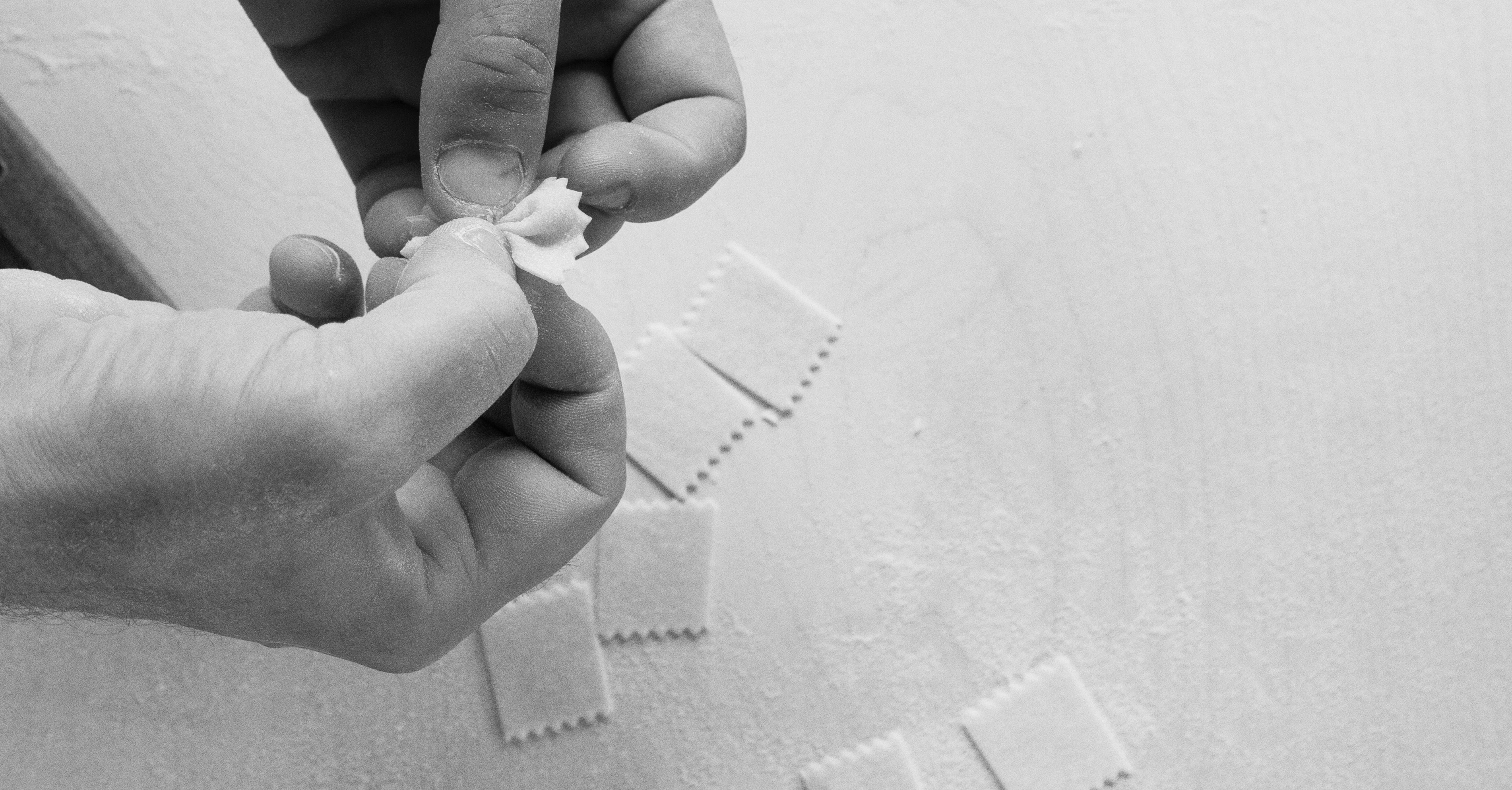 Hände formen frische Pasta im Kochkurs – privater Workshop mit Sternekoch Fabian Lange von LE SAUCIER
