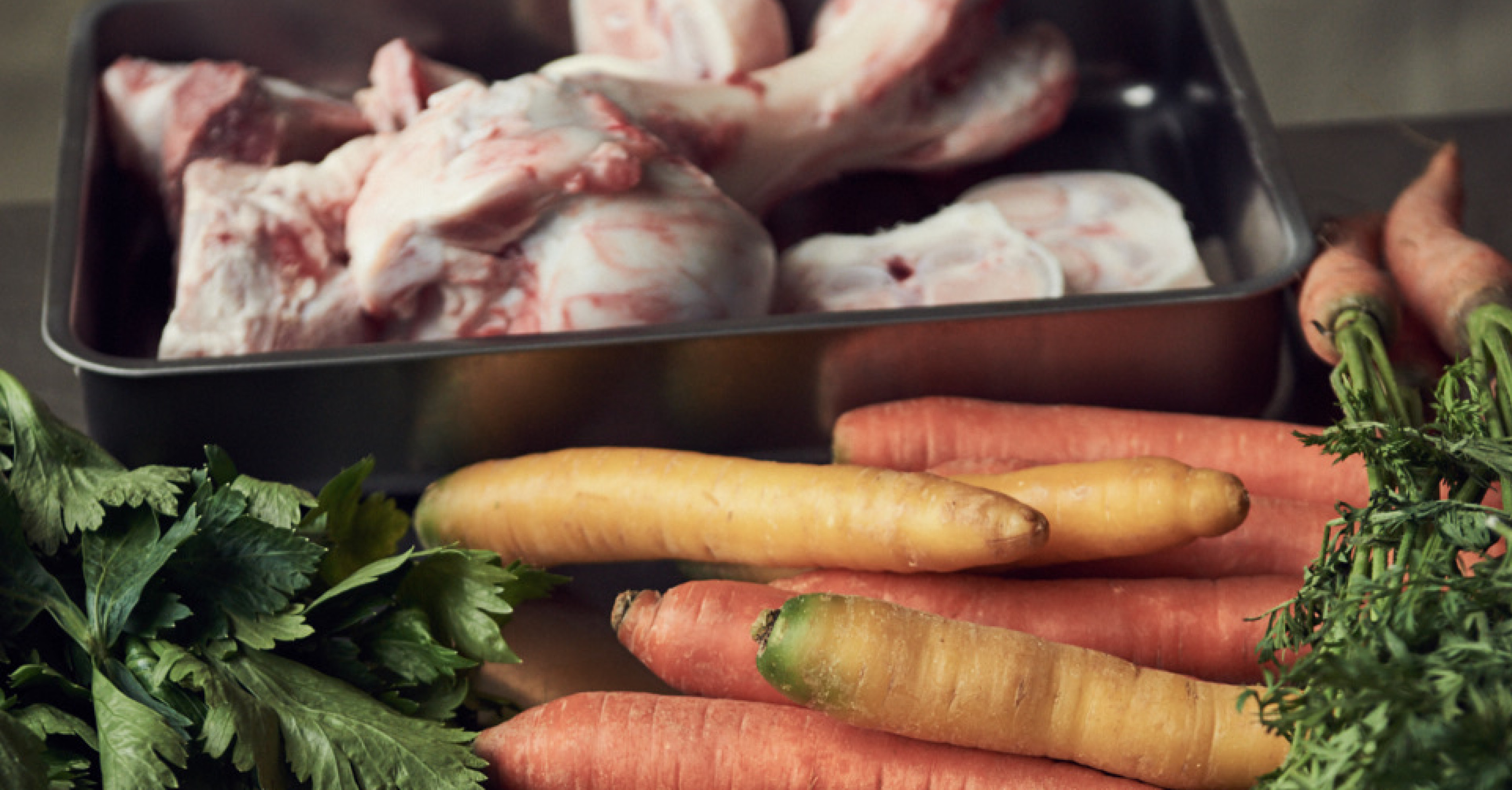 Regionale Zutaten mit Knochen, Karotten und Kräutern – Grundlage für handgemachte Fonds und Jus.