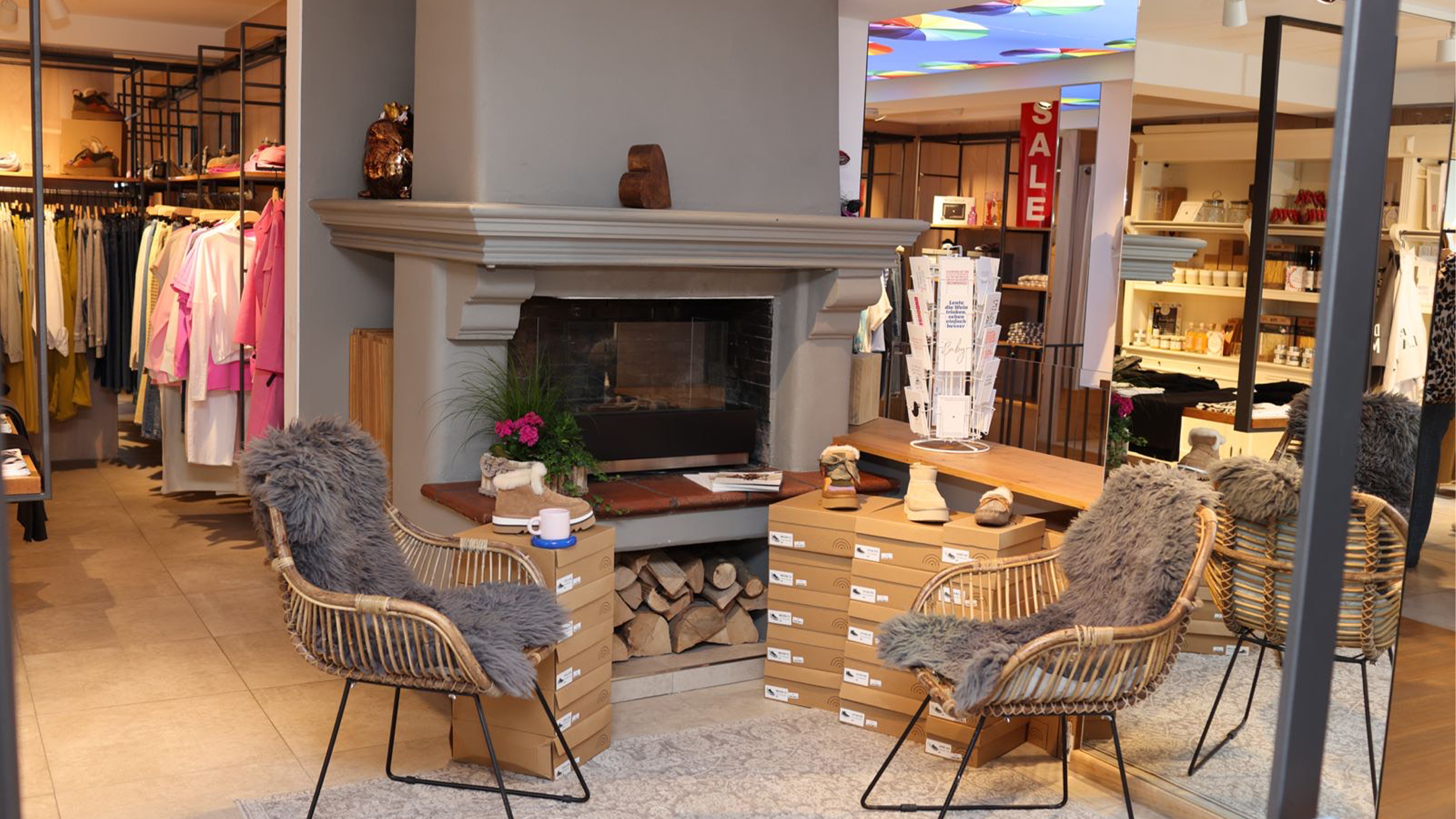 Gem&uuml;tliche Lounge-Ecke mit Kamin im Lieblingsladen Schmallenberg &ndash; Boutique-Atmosph&auml;re f&uuml;r entspannte Outfitberatung, Slow Fashion und Wohn-Accessoires im Sauerland.