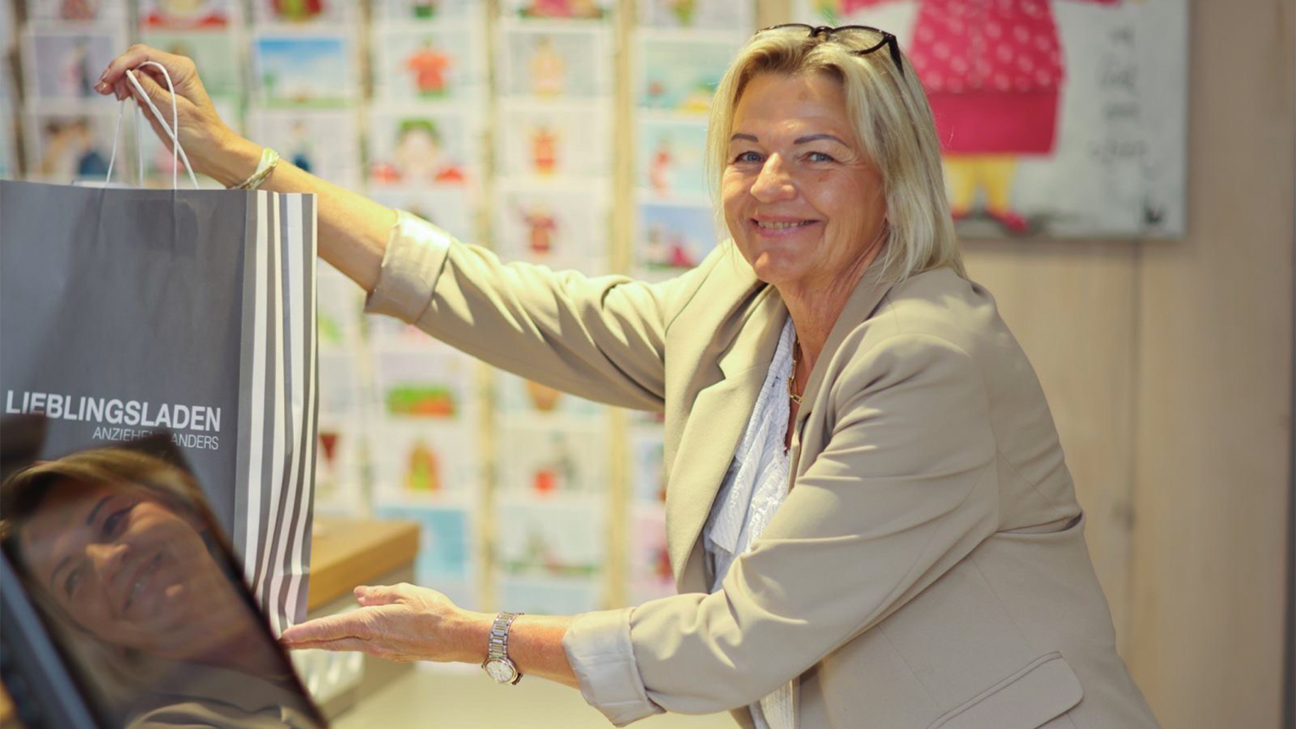 Vera Geueke vom Lieblingsladen Schmallenberg pr&auml;sentiert eine Einkaufst&uuml;te des Concept Stores &ndash; Pers&ouml;nliche Stilberatung und exklusive Damenmode im Sauerland.