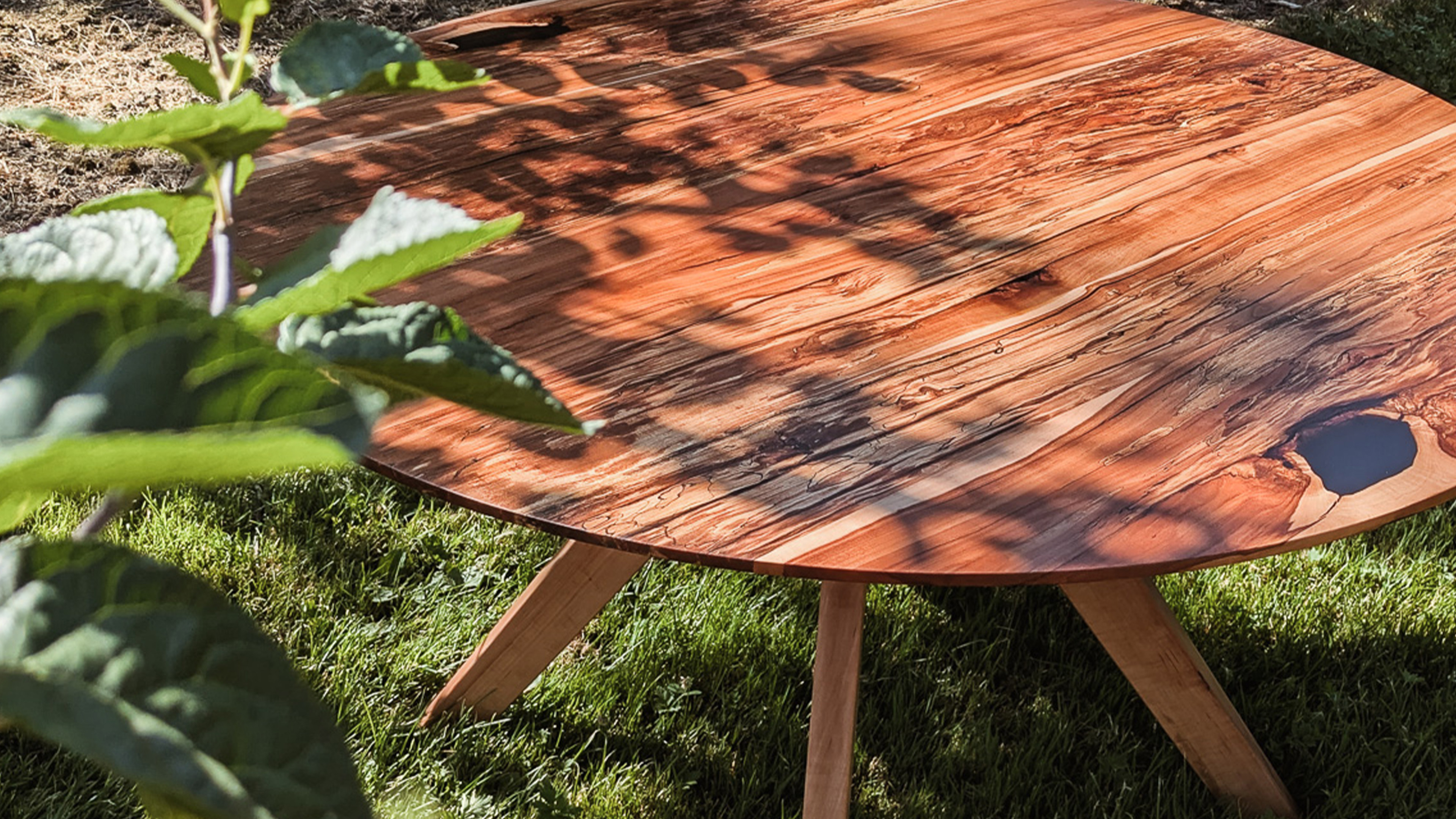 Kleiner runder Holztisch