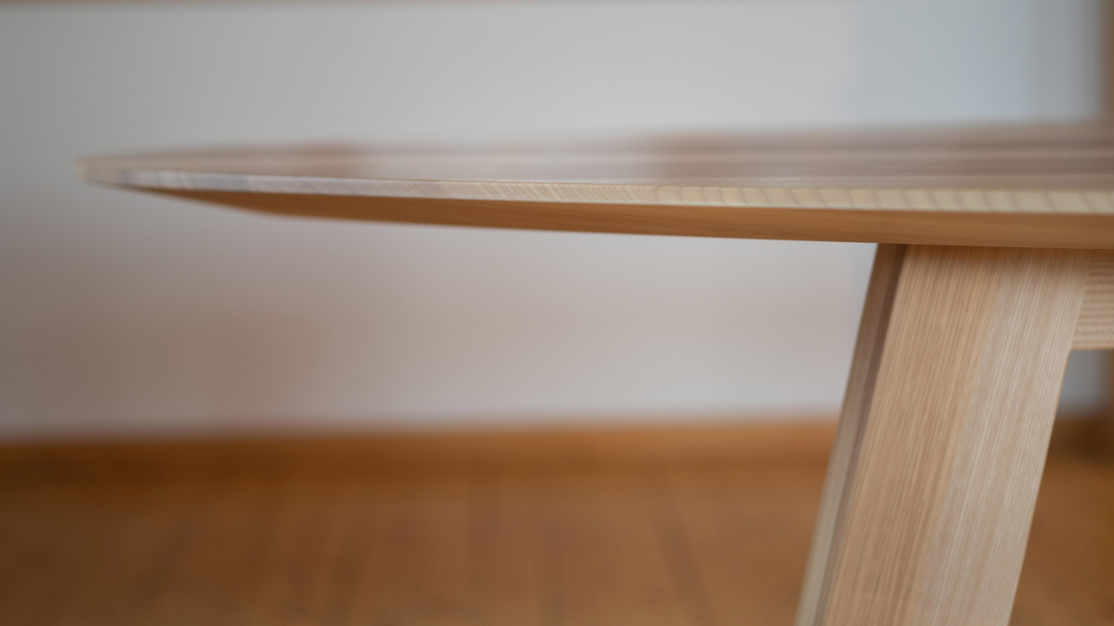 Runder Holztisch