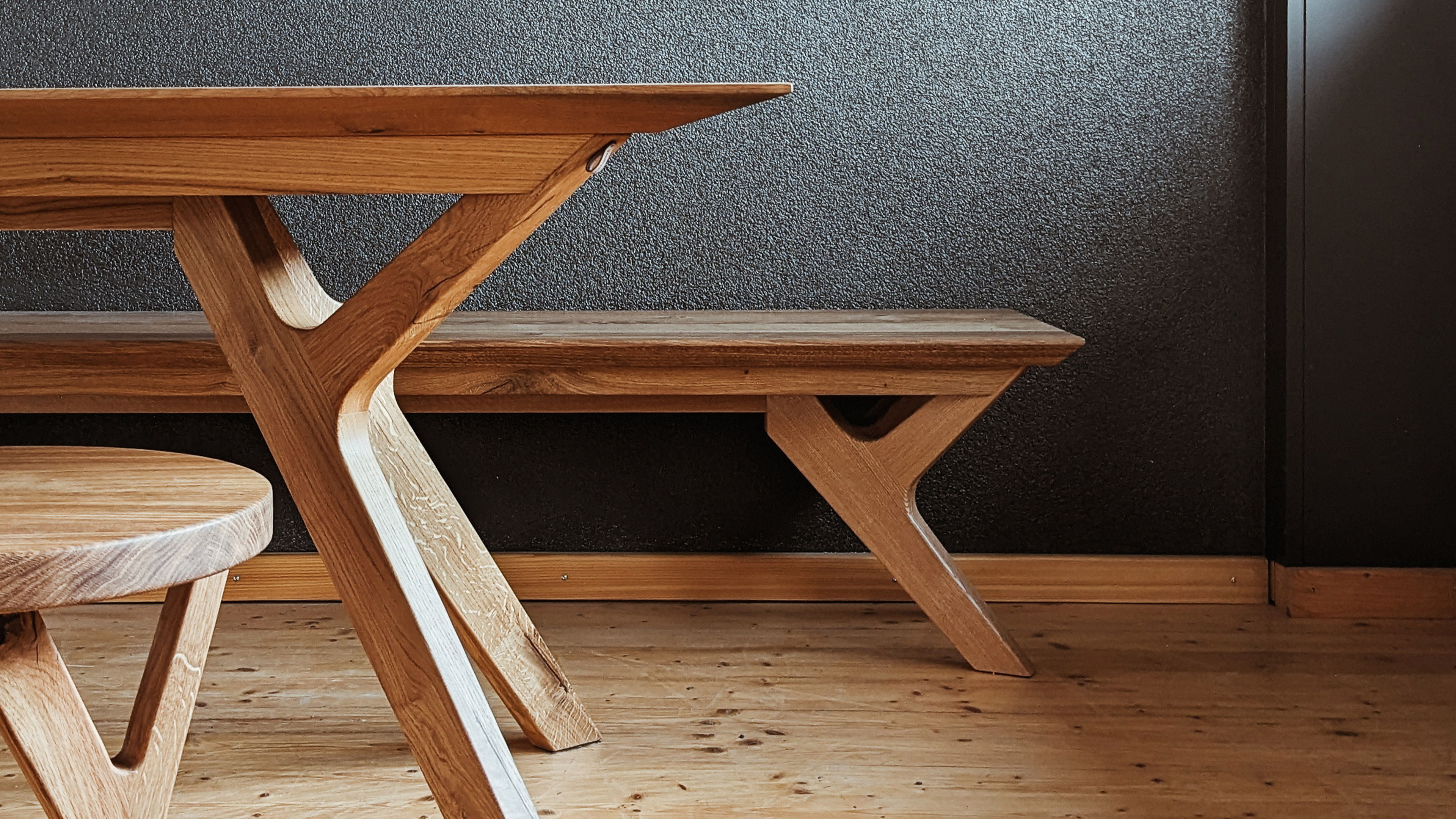 Holztisch mit Holzsitzbank