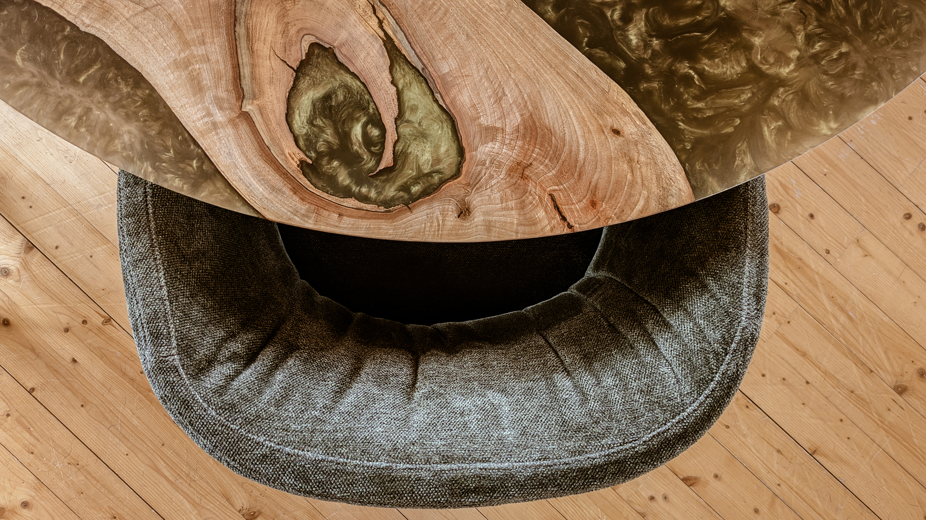 Detail eines Epoxidharztisches von Liebwerk mit organischer Holzstruktur und naturinspirierter Harzgestaltung.