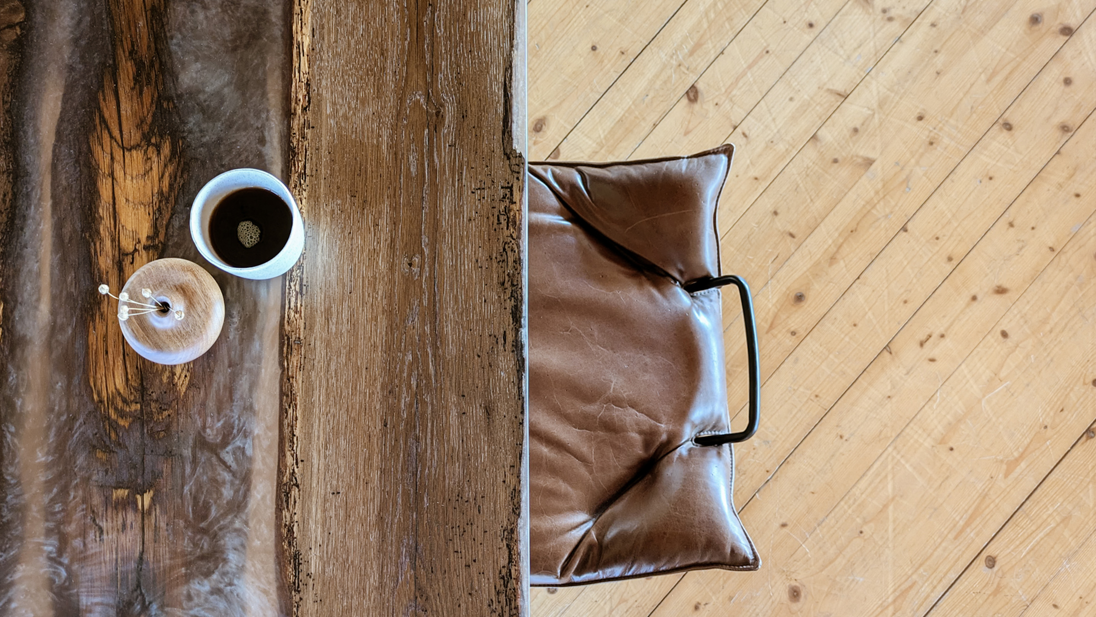 Handgefertigter Epoxidharz-Couchtisch von Liebwerk als kunstvolles Einzelstück für stilvolle Wohnräume.