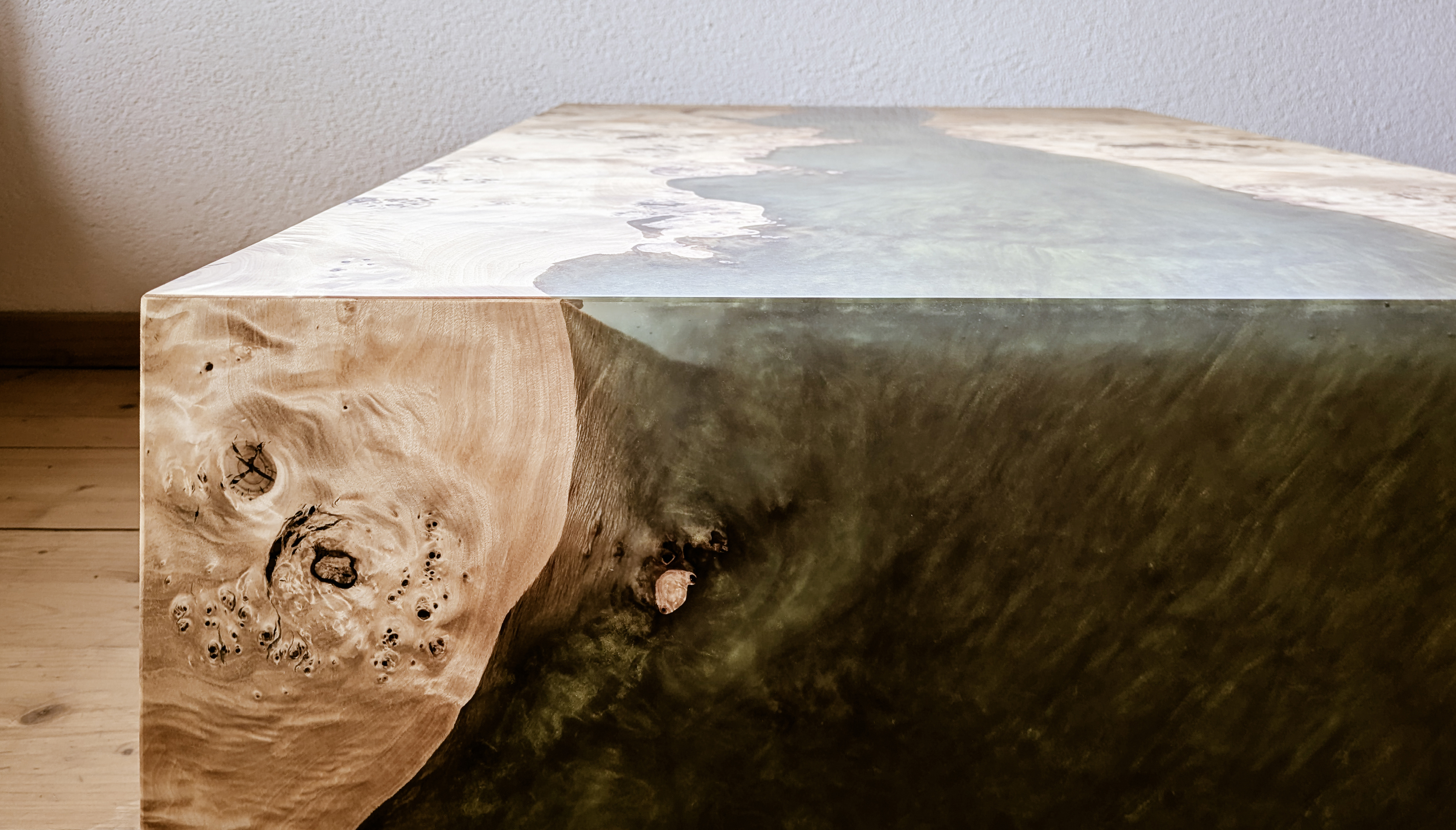 Massiver Epoxidharztisch mit transluzentem Harz und Holzstruktur – individuelles Design von Liebwerk.