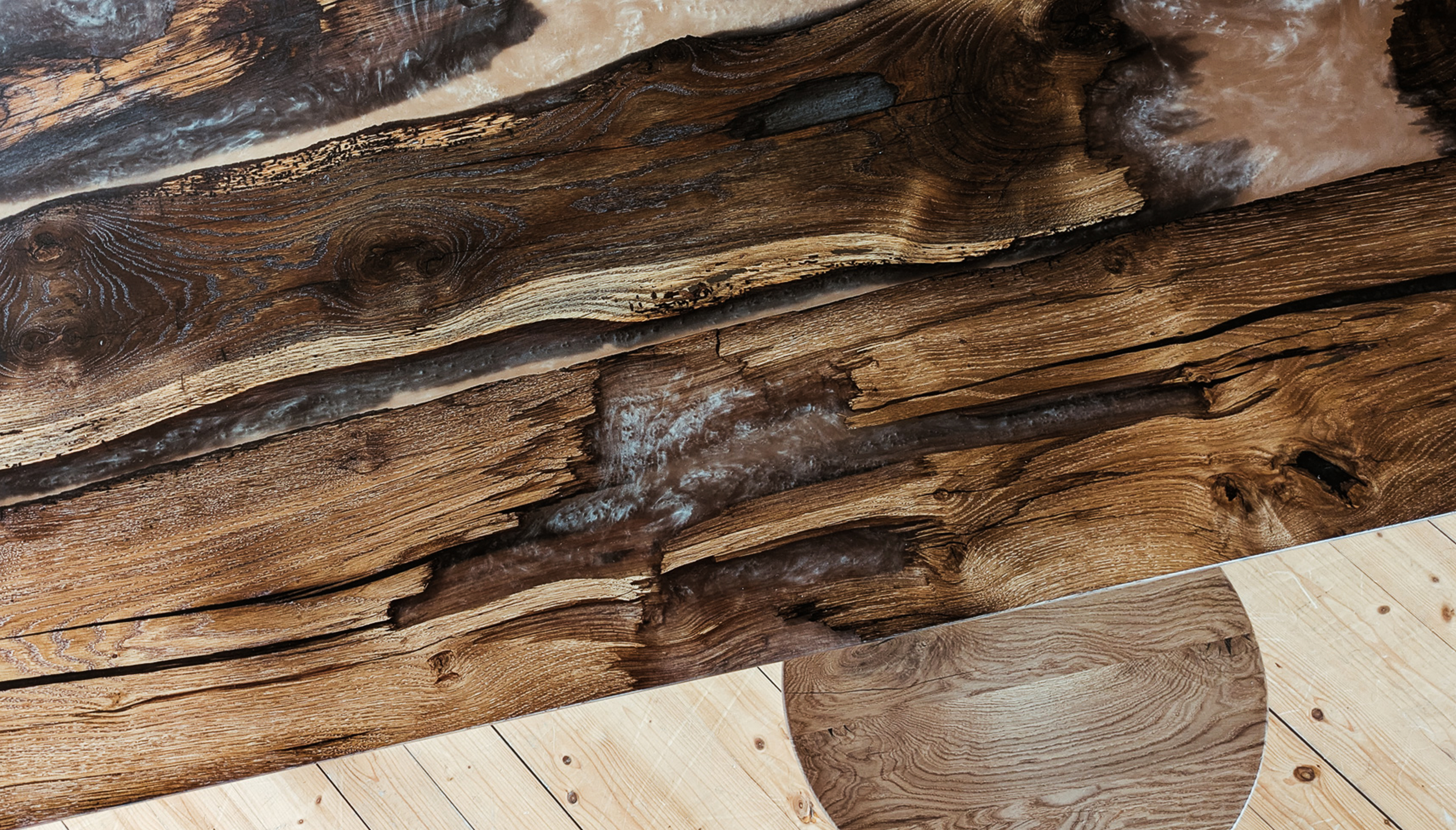 Epoxidharztisch mit Altholz und Harzverlauf – präzise Handwerkskunst der Schreinerei Liebwerk.