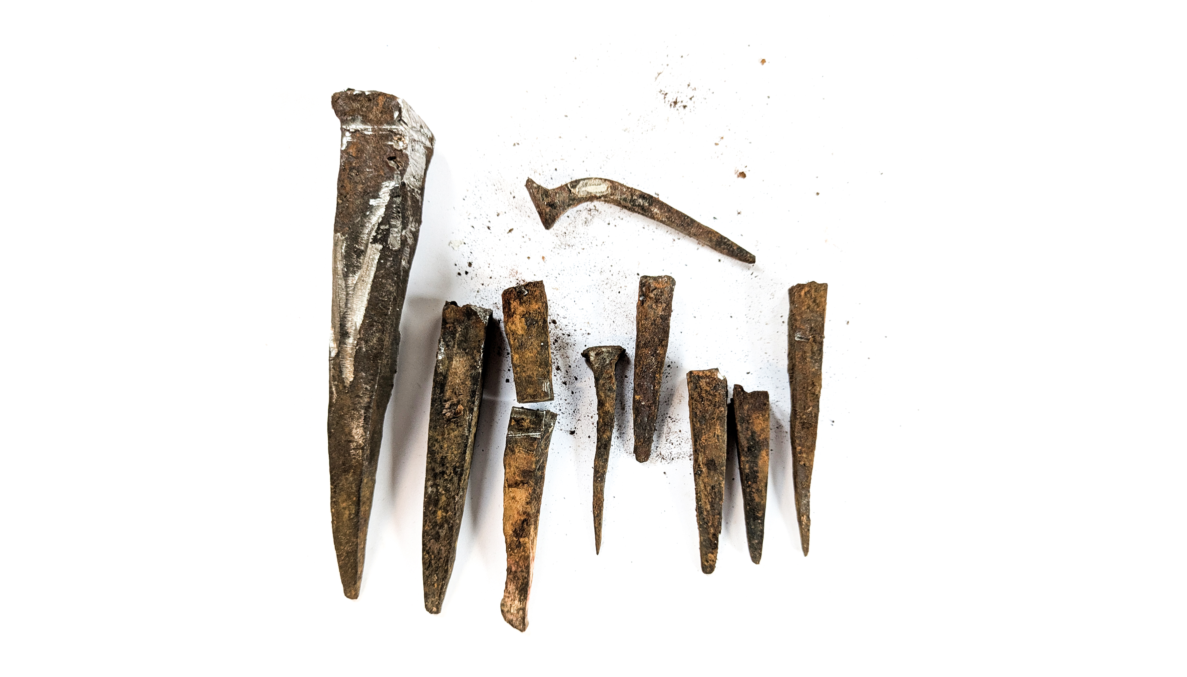 Alte Nägel aus historischem Holz – Aufbereitung von Altholz für maßgefertigte Möbel von Liebwerk