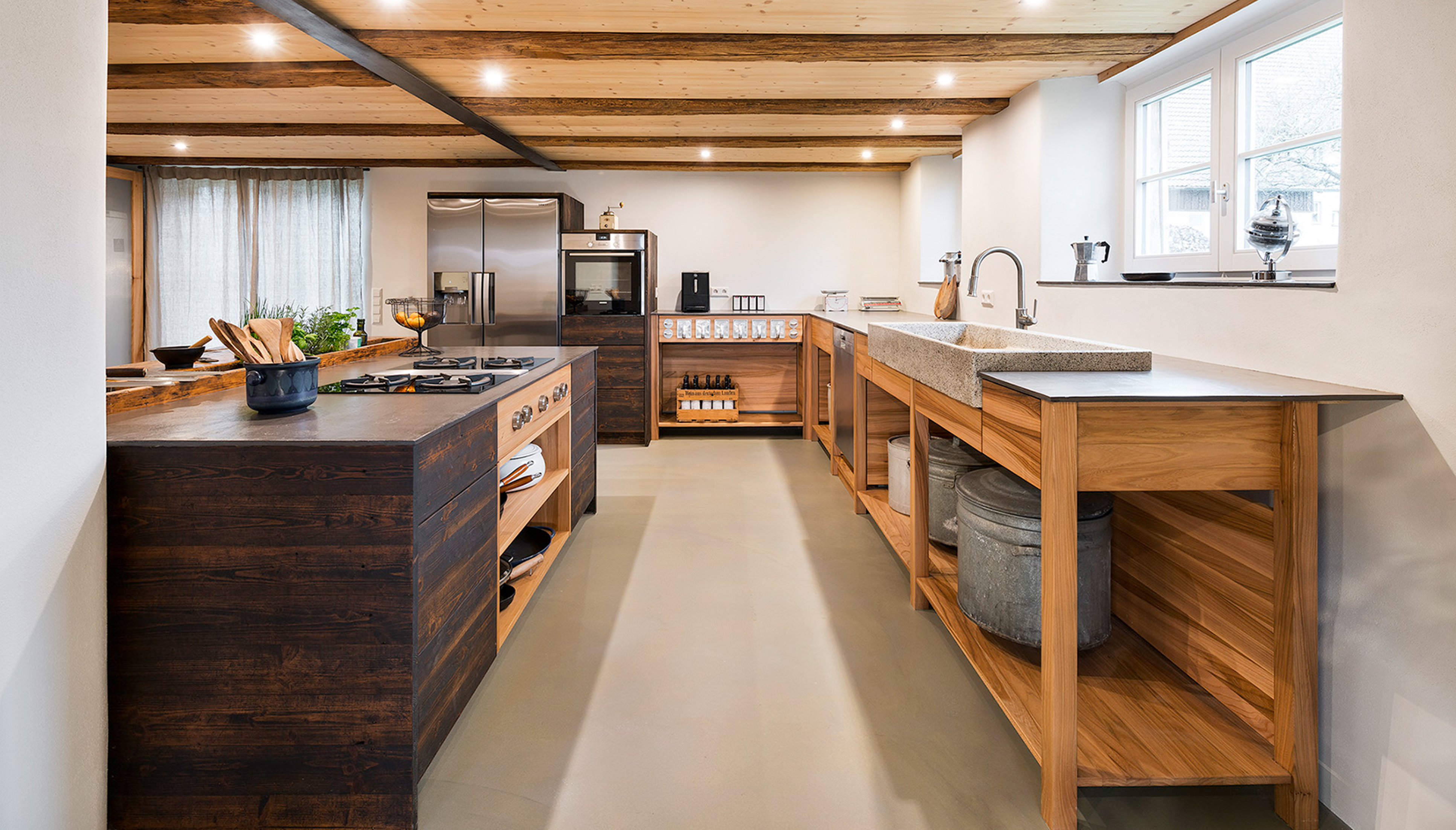 Exklusive Altholzküche von Liebwerk – traditionelles Holz trifft auf modernes Interior-Design.