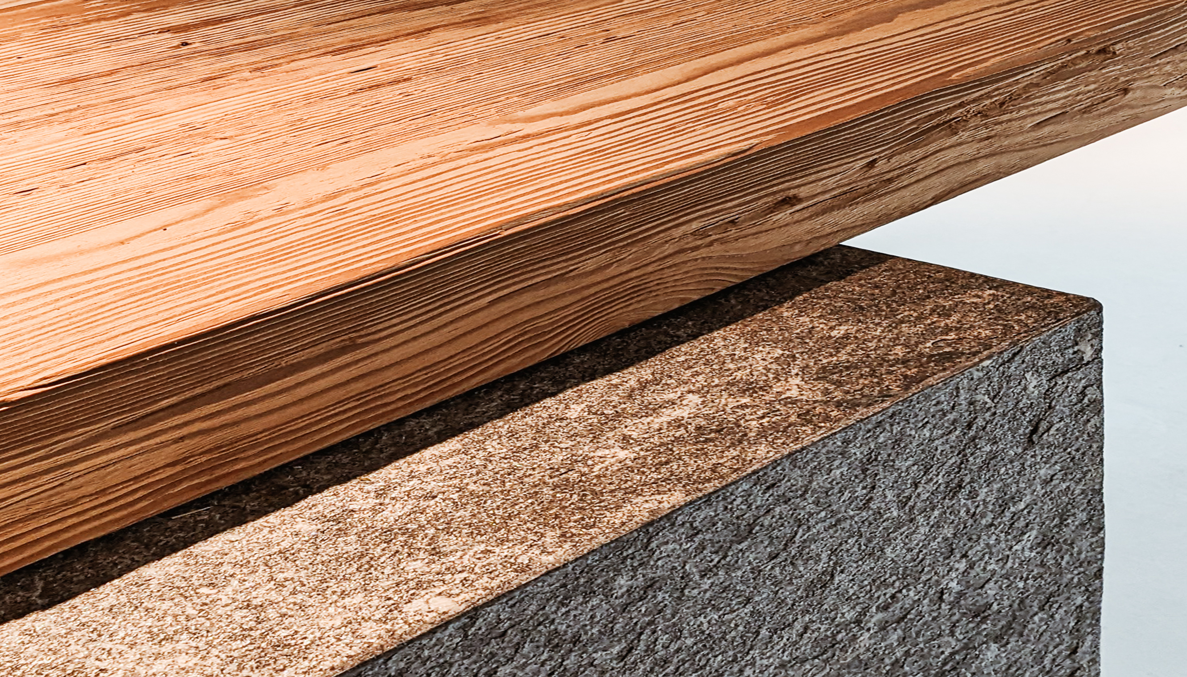 Altholz kombiniert mit Naturstein – hochwertige Materialdetails für exklusive Möbel nach Maß.