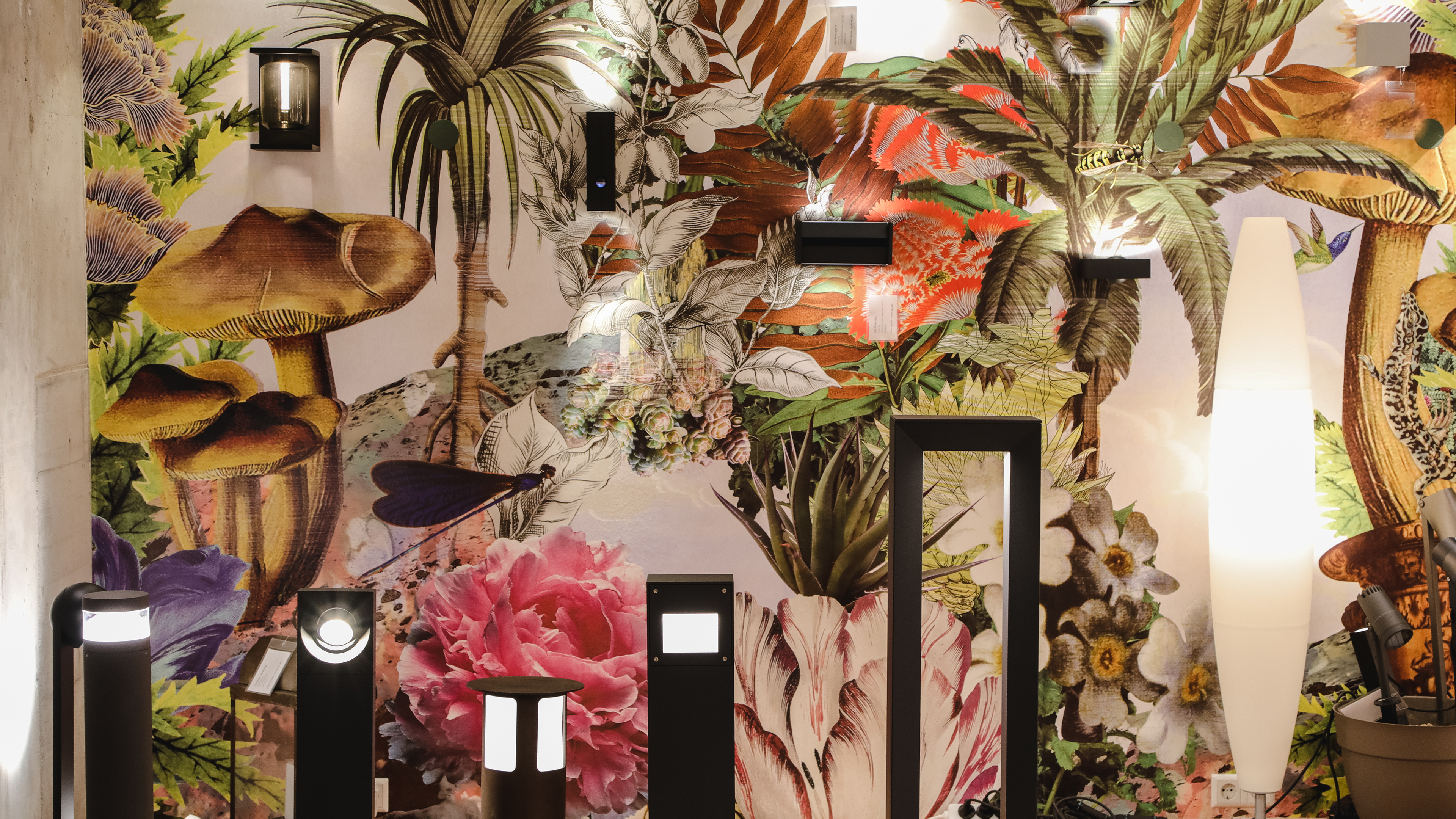 Beleuchtungsmodelle an und vor einer bunten Tapetenwand