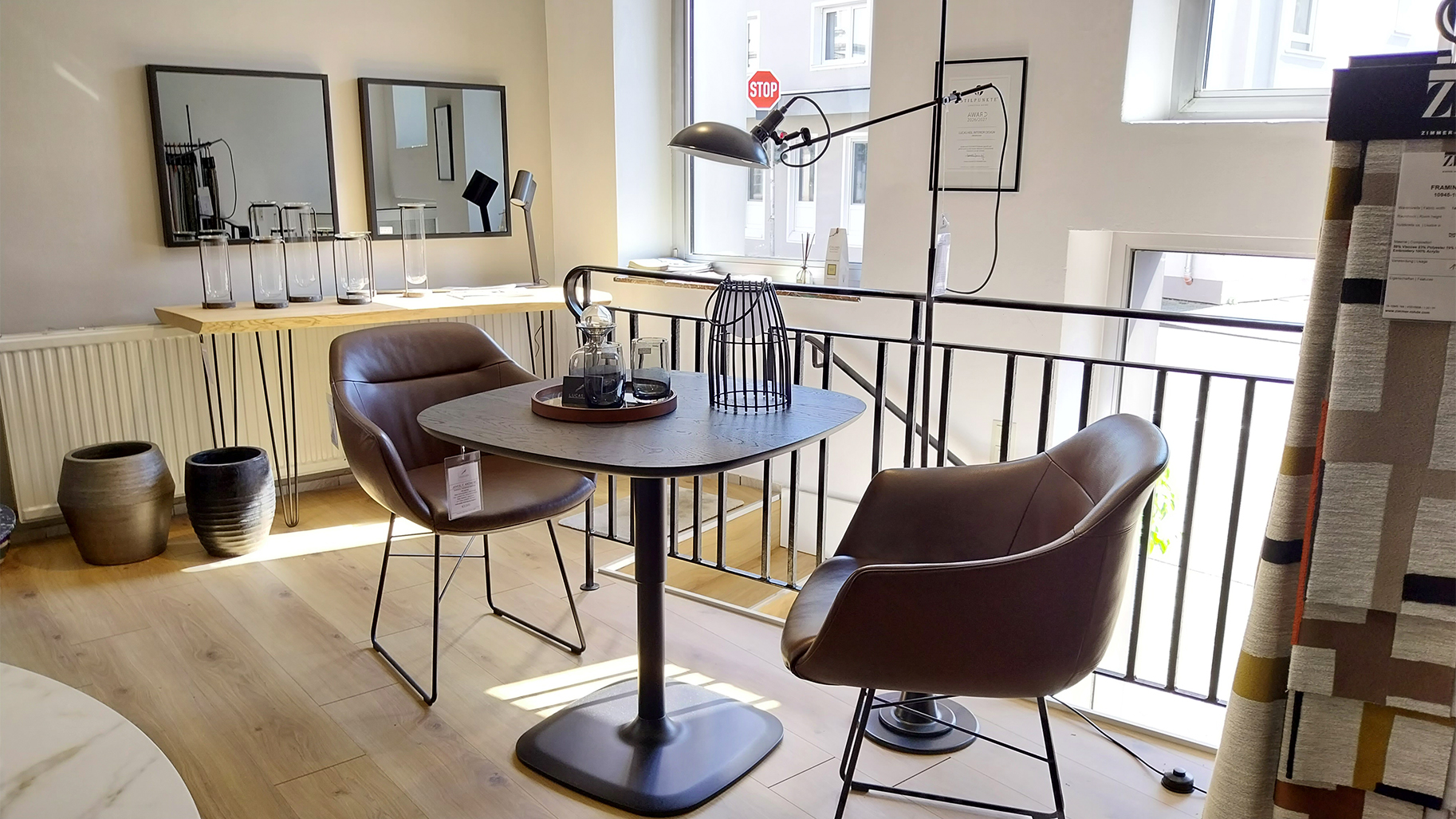 Interior Design Showroom mit Tisch, St&uuml;hlen und Teppich &ndash; moderne Einrichtungsideen und stilvolle Wohnaccessoires im Einrichtungshaus