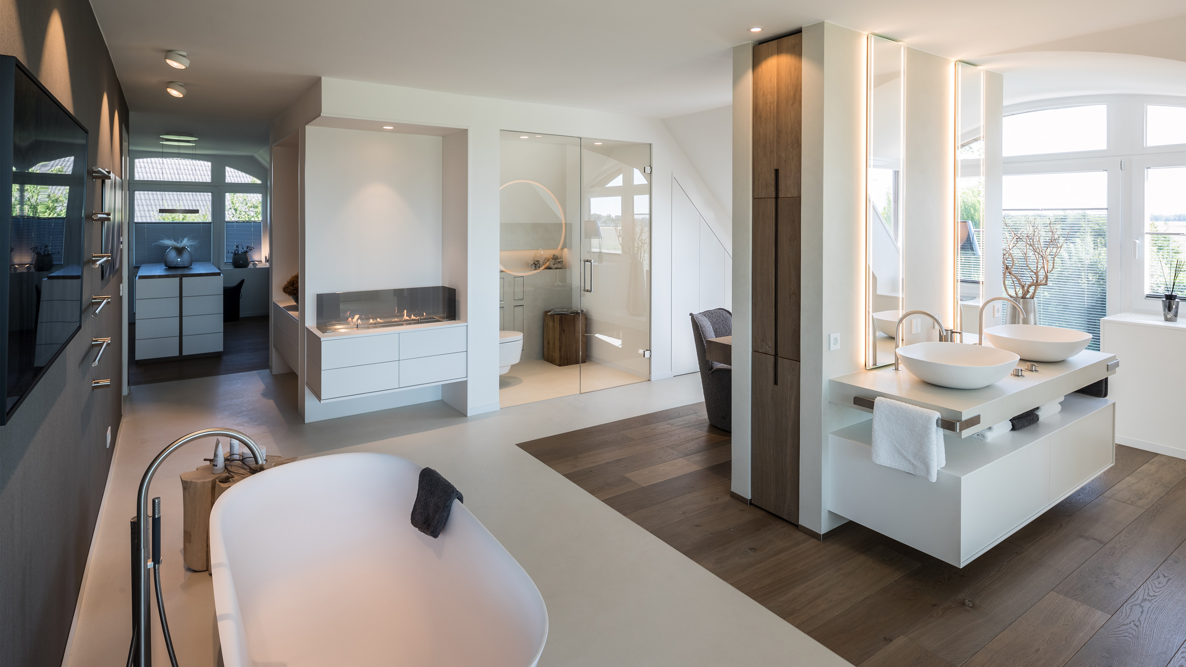 Badezimmer mit Badewanne und Waschbecken in hellen Tönen