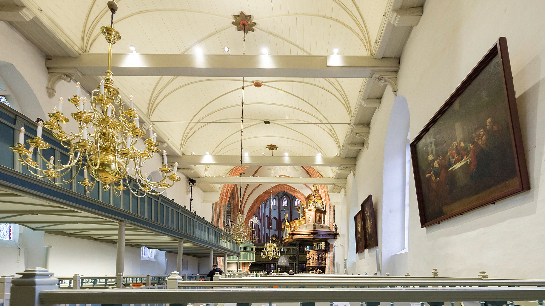 Architekturbeleuchtung Kirche mit flexiblen Lichtszenen für Gottesdienst und Konzert