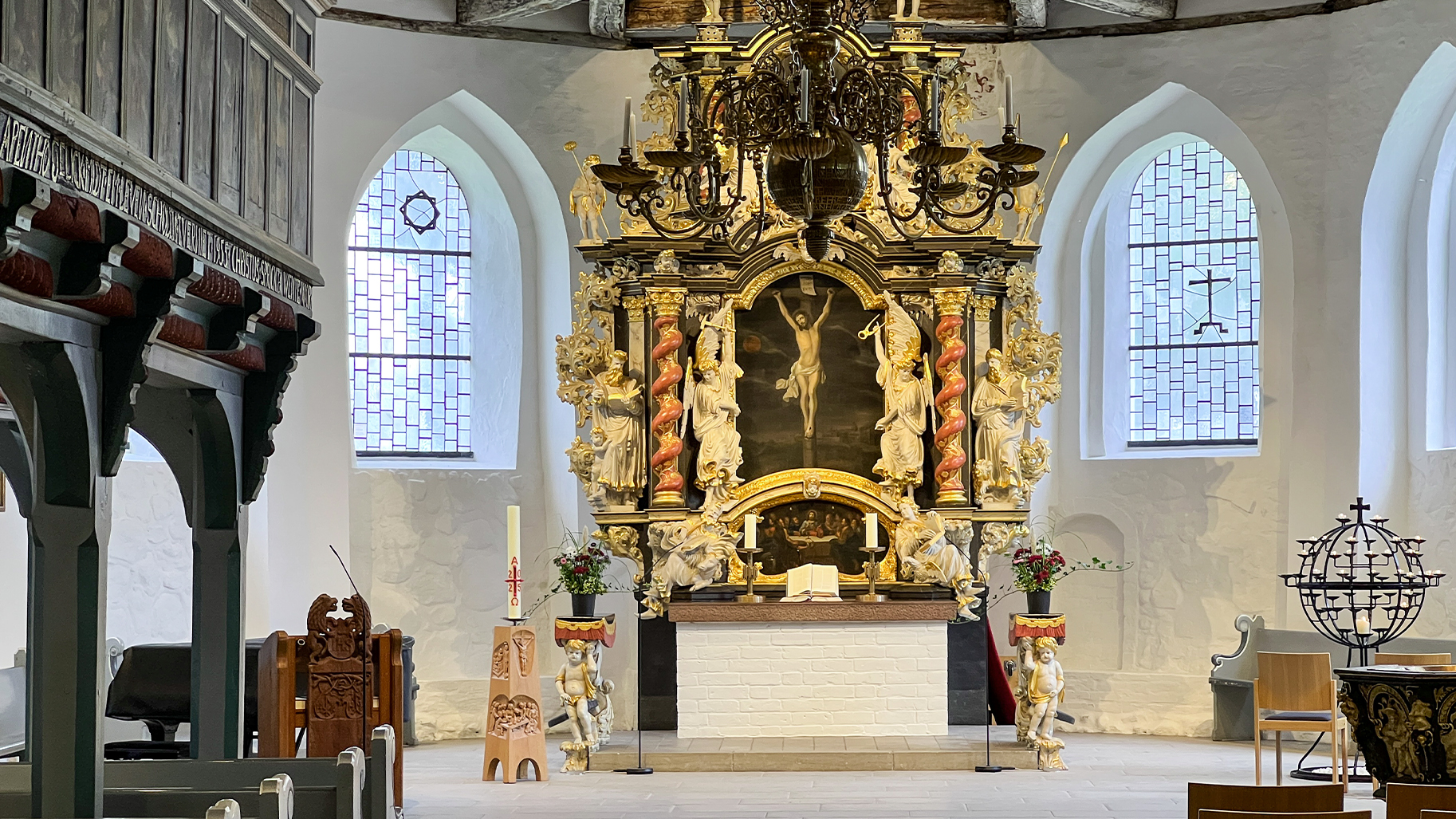 Beleuchtungskonzept Kirche für Altarraum und spirituelle Atmosphäre