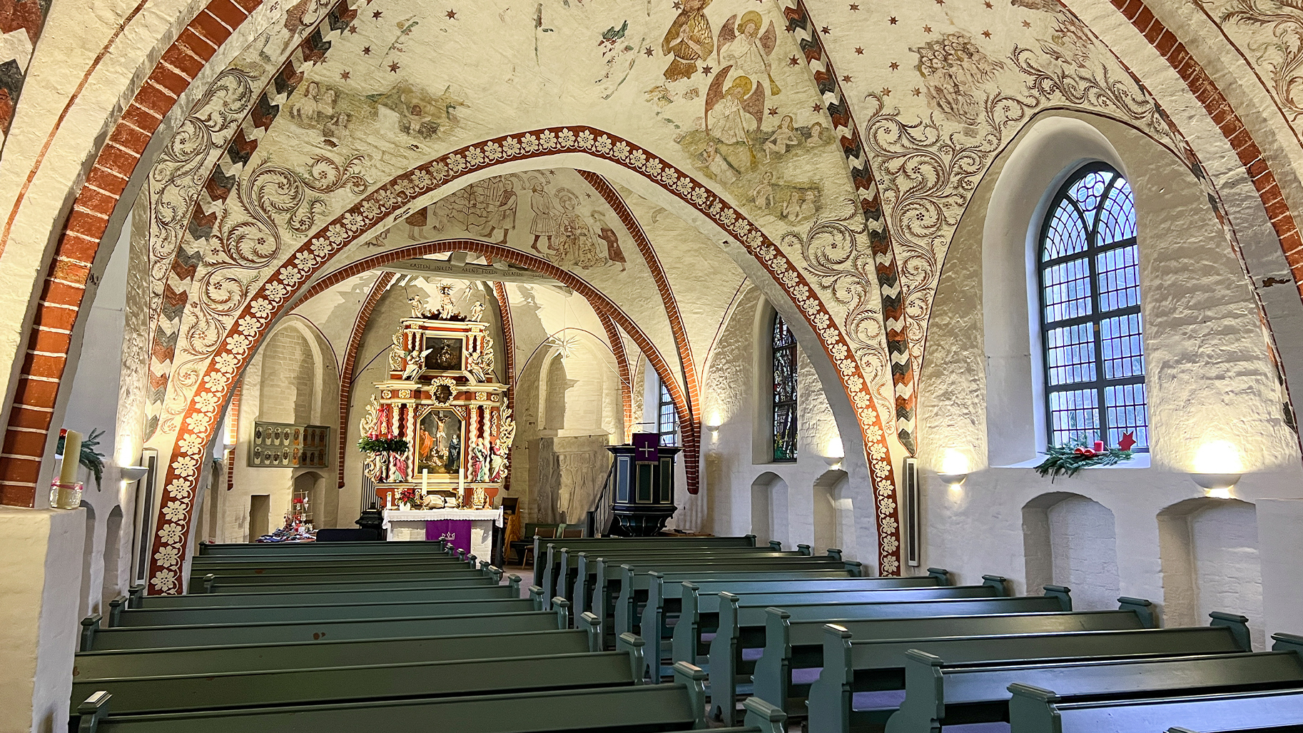 Denkmalgeschützte Kirche mit Kirchenbeleuchtung und historischer Gewölbemalerei