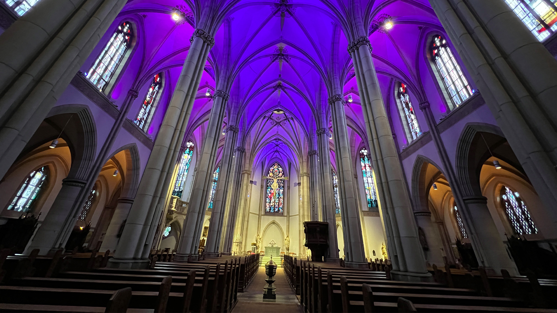Lichtplanung Kirche mit moderner Kirchenbeleuchtung in historischem Sakralraum