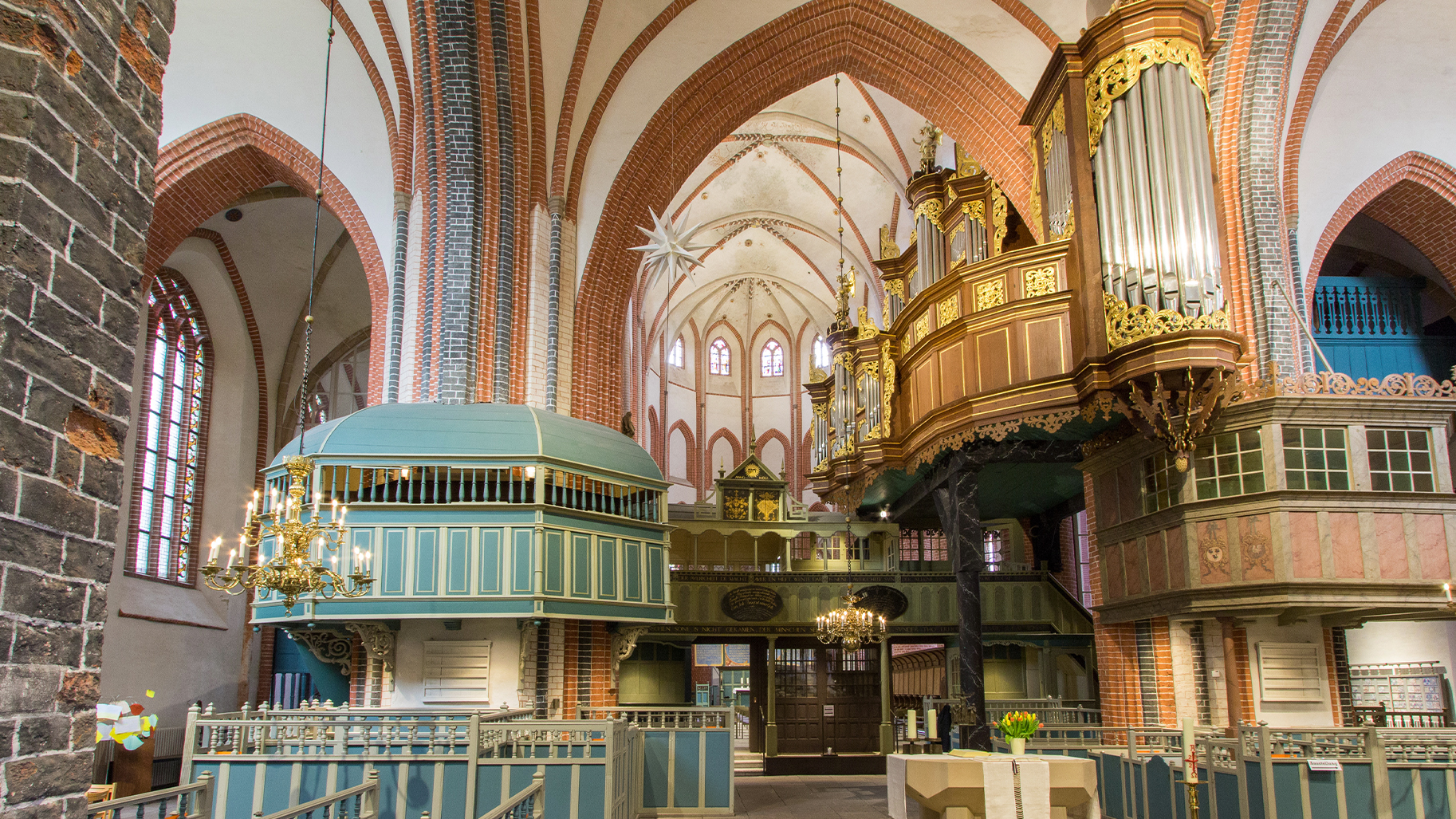 Lichtkonzept Kirche mit Orgel, Altar und historischer Architektur