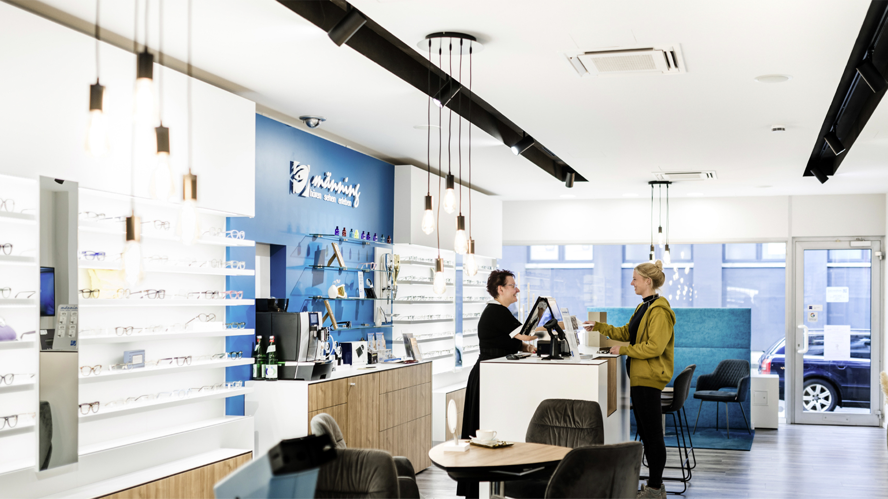 Experteninterview bei M&auml;nning h&ouml;ren-sehen-erleben in Wuppertal zum Thema H&ouml;rschutz und P&auml;daudiologie. Das Bild zeigt die moderne Filiale, in der innovative 3D-Ohrscan-Technologie zur pr&auml;zisen Anpassung von Geh&ouml;rschutz und H&ouml;rger&auml;ten eingesetzt wird. Im Hintergrund: Stilvolle Brillenauswahl und ein helles, einladendes Ambiente f&uuml;r professionelle H&ouml;rberatung.