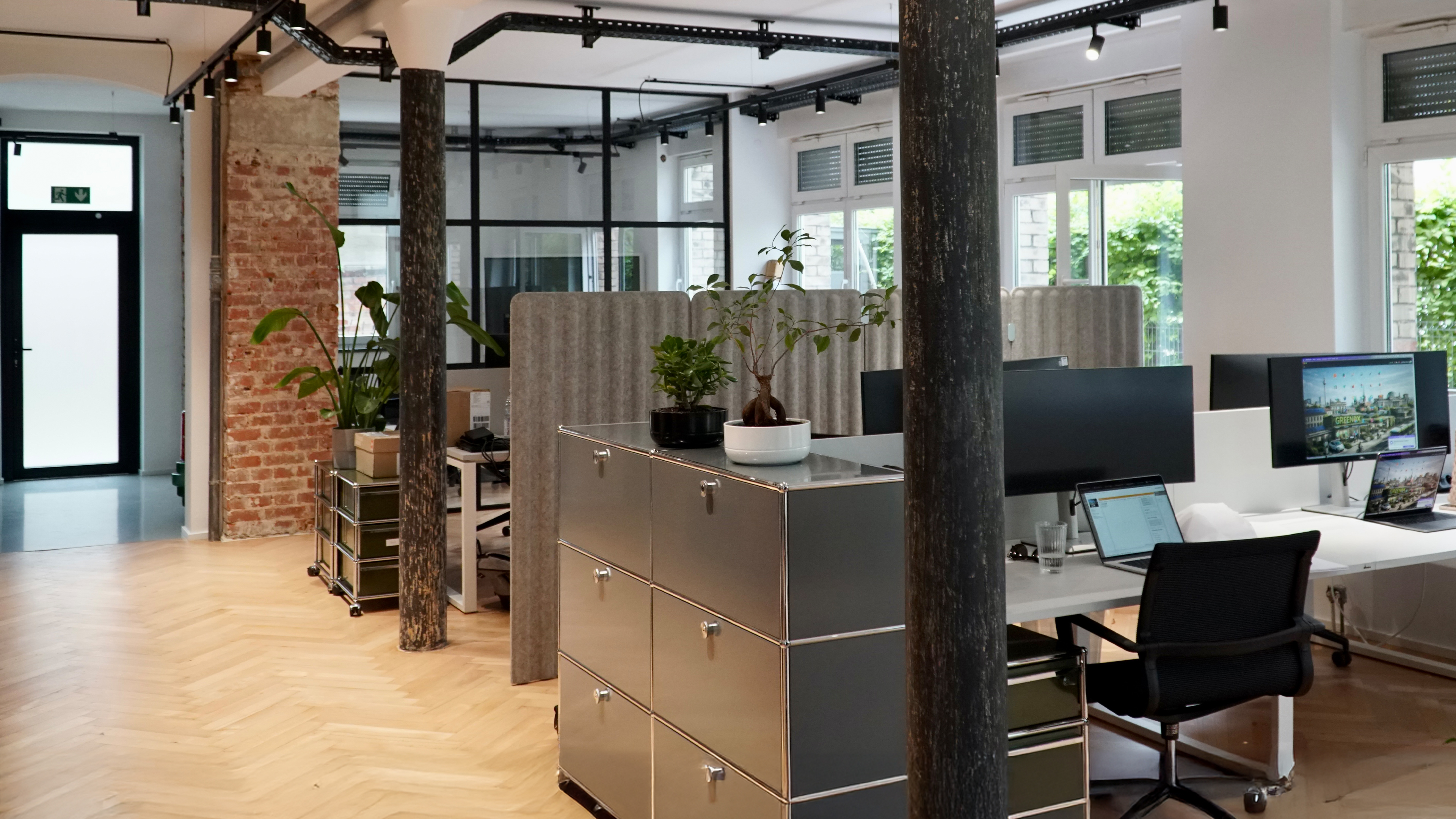 Modernisierte Bürofläche mit historischen Bauteilen, moderner Technik und offenen Arbeitsplätzen